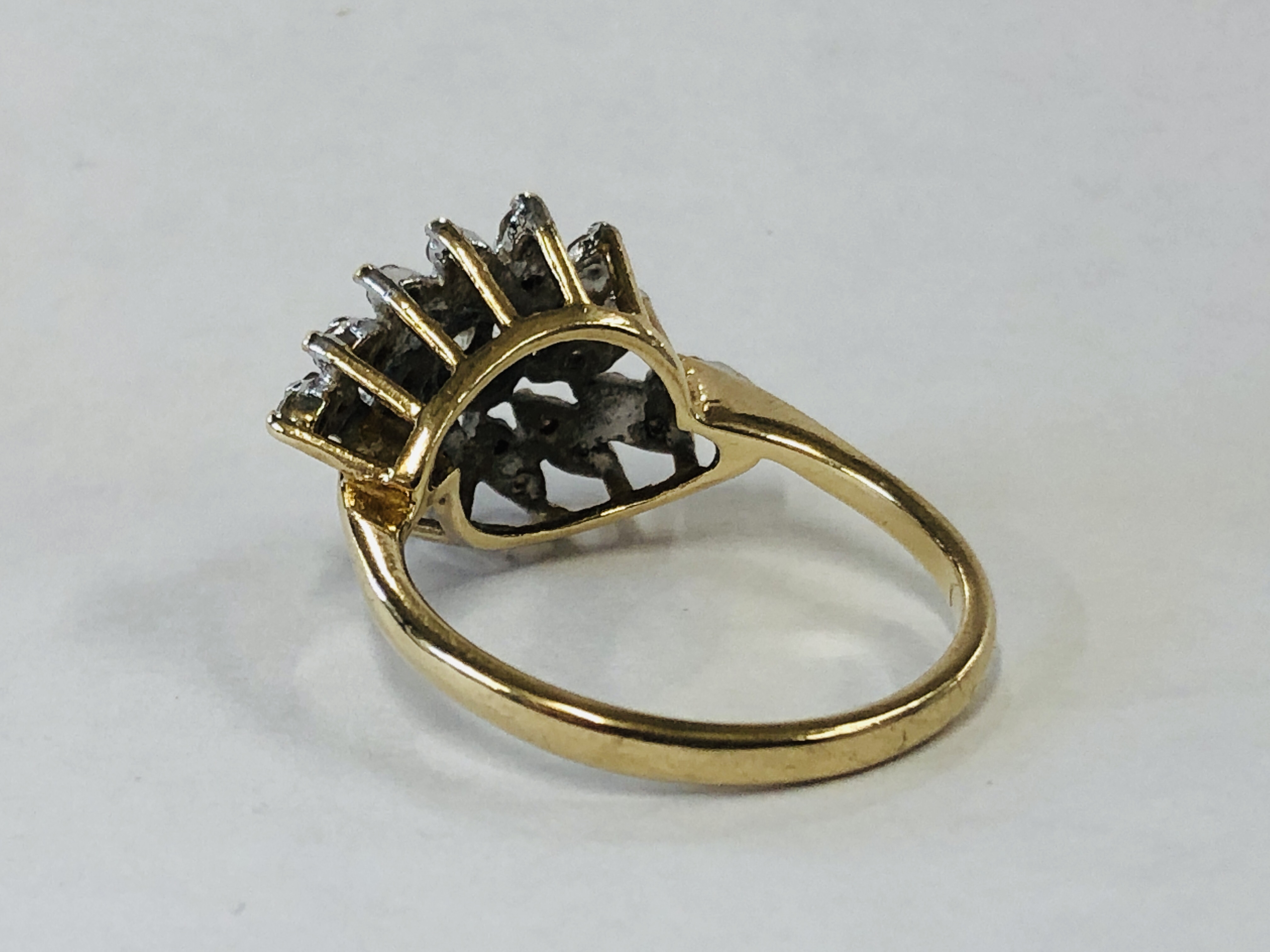 A 9CT GOLD DIAMOND CLUSTER RING. - Image 4 of 9