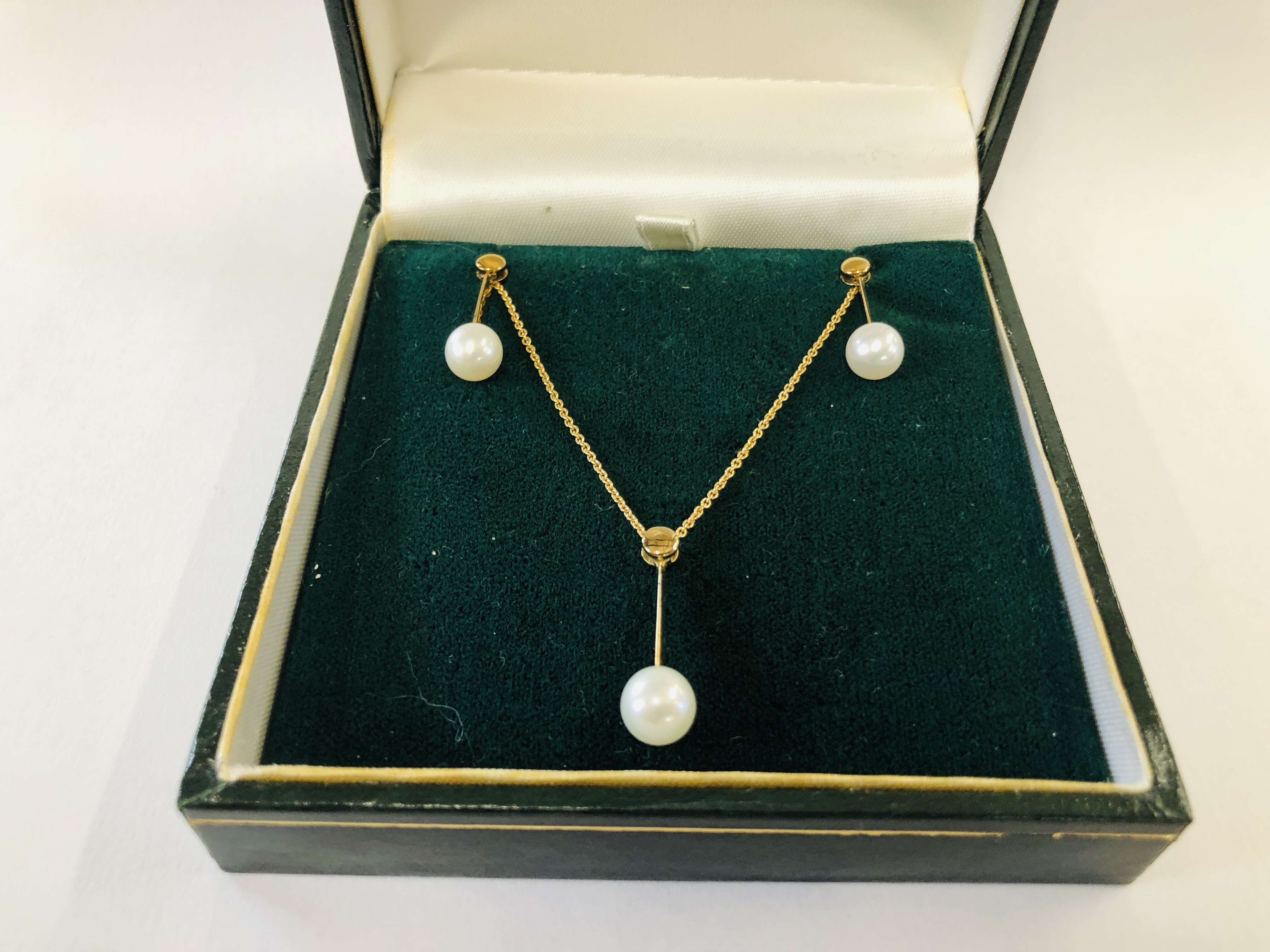 A 9 CARAT GOLD PEARL NECKLACE AND EARRING SET. - Image 2 of 13
