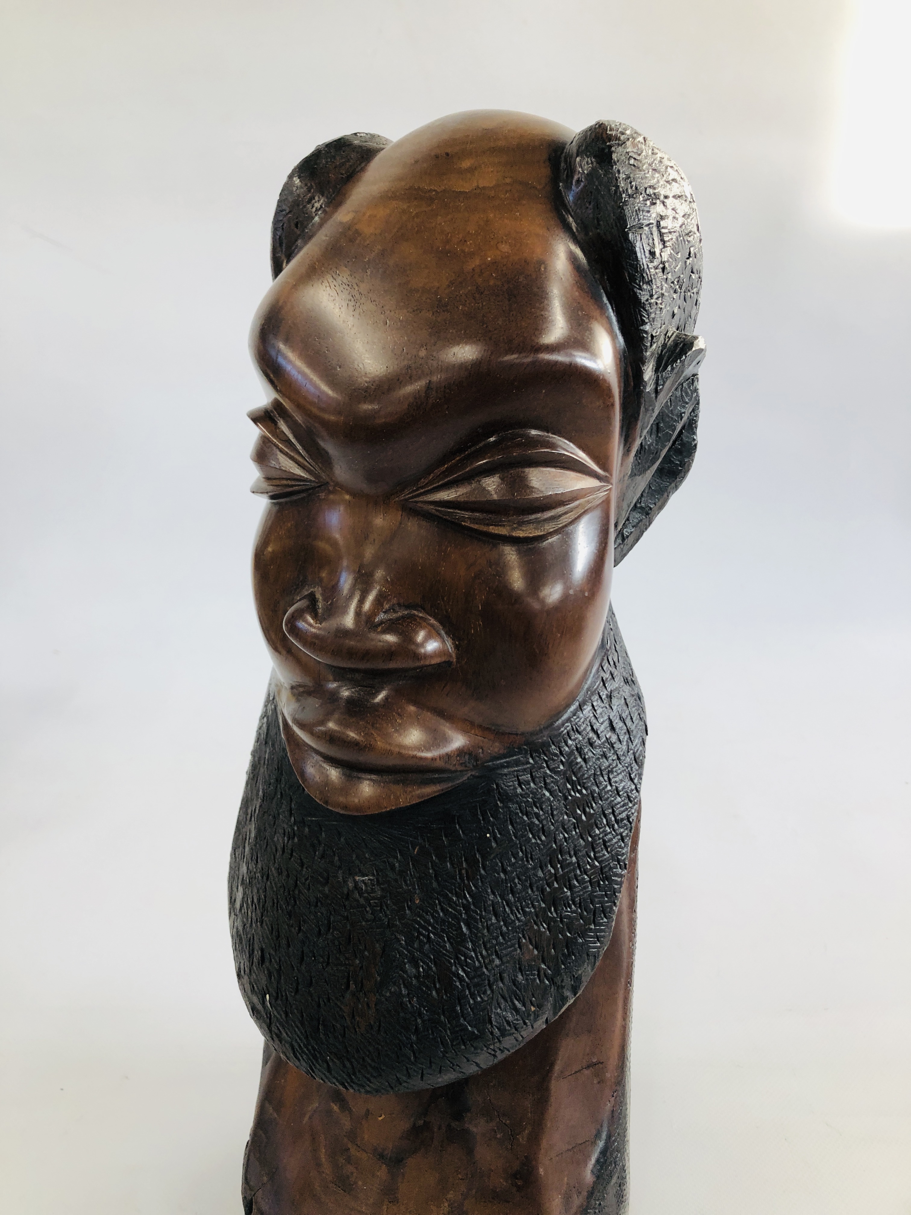 AN IMPRESSIVE ETHNIC CARVED HARDWOOD BUST OF A VILLAGE ELDER. 41CM TALL. - Image 2 of 3