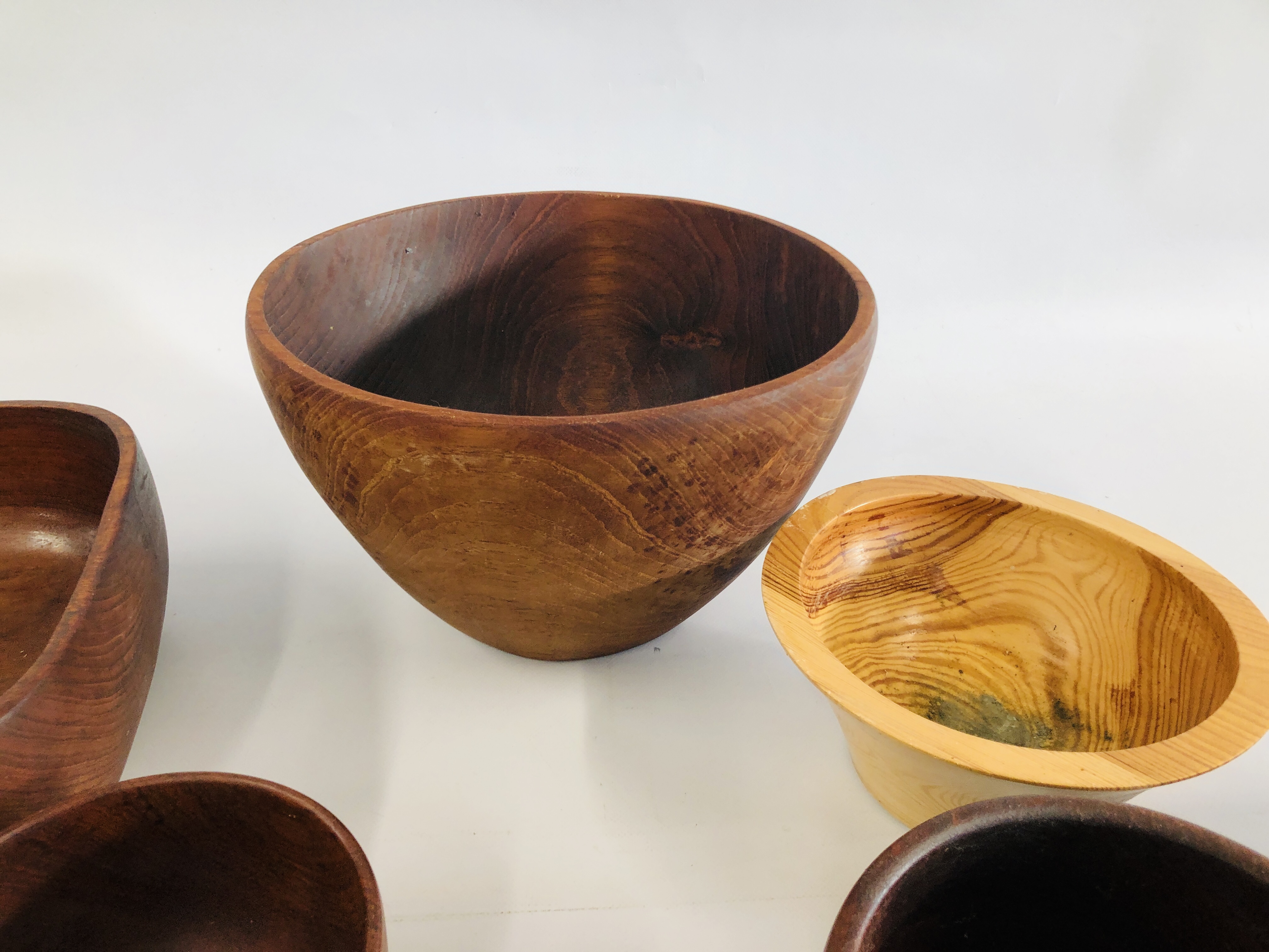 A COLLECTION OF ASSORTED TREEN TO INCLUDE MAINLY BOWLS ETC. - Image 2 of 6