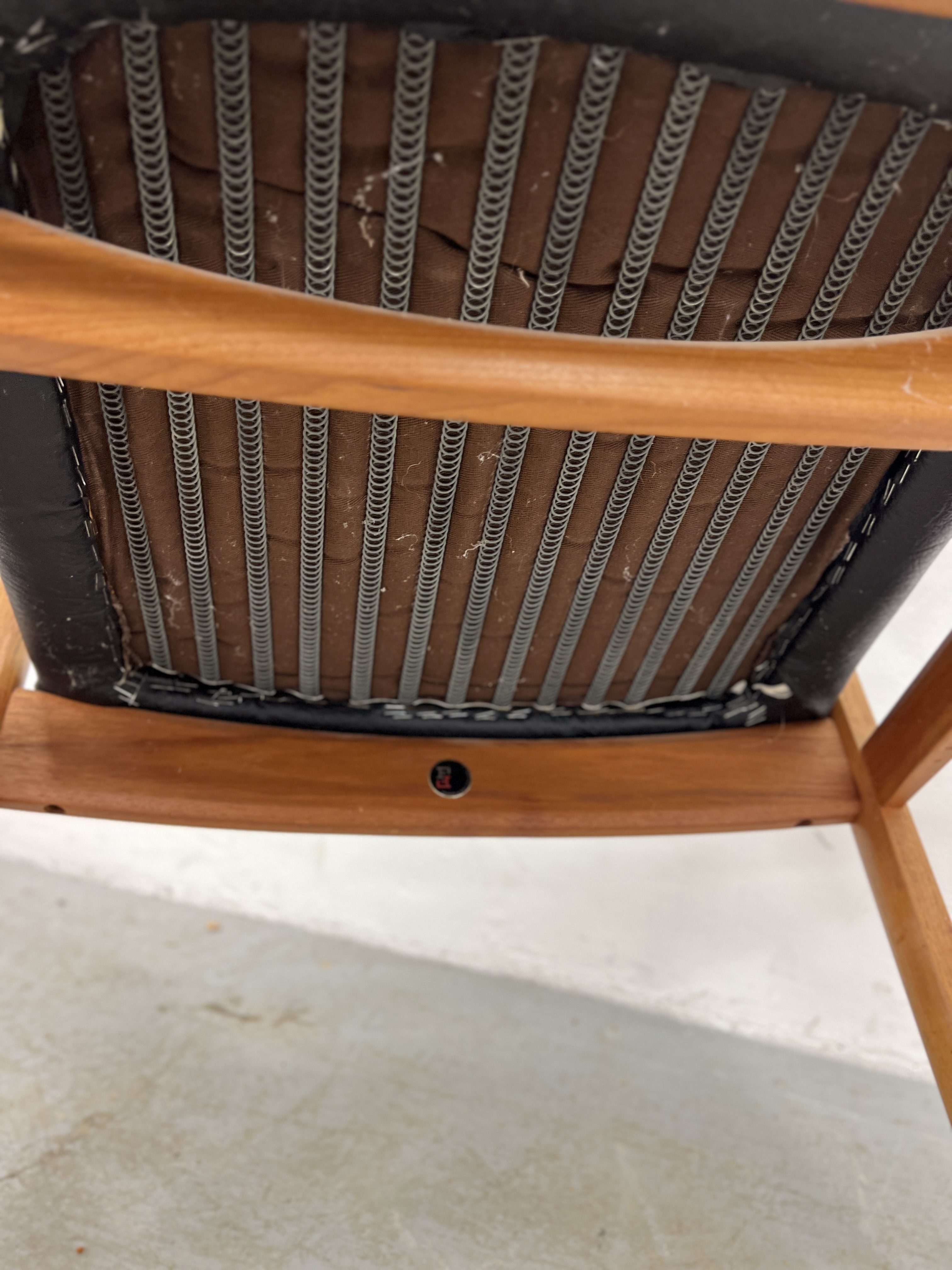 A MID CENTURY DANISH TEAK OPEN ELBOW CHAIR BEARING LABEL FRANCE & SON. - Image 13 of 13