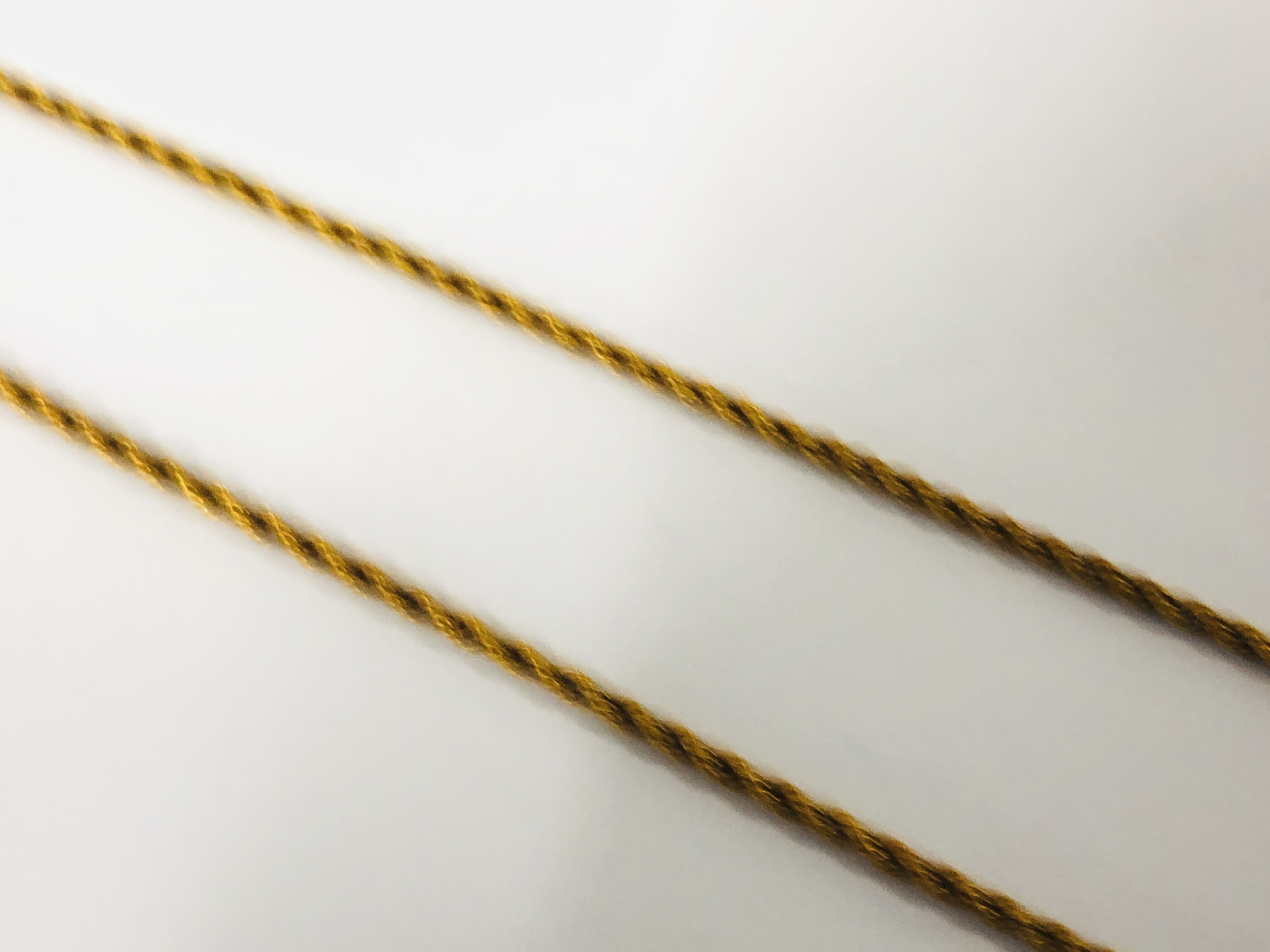 AN ANTIQUE CHILD'S YELLOW METAL ROPE DESIGN NECKLACE SET WITH SEED PEARLS, LENGTH 31CM. - Image 4 of 9