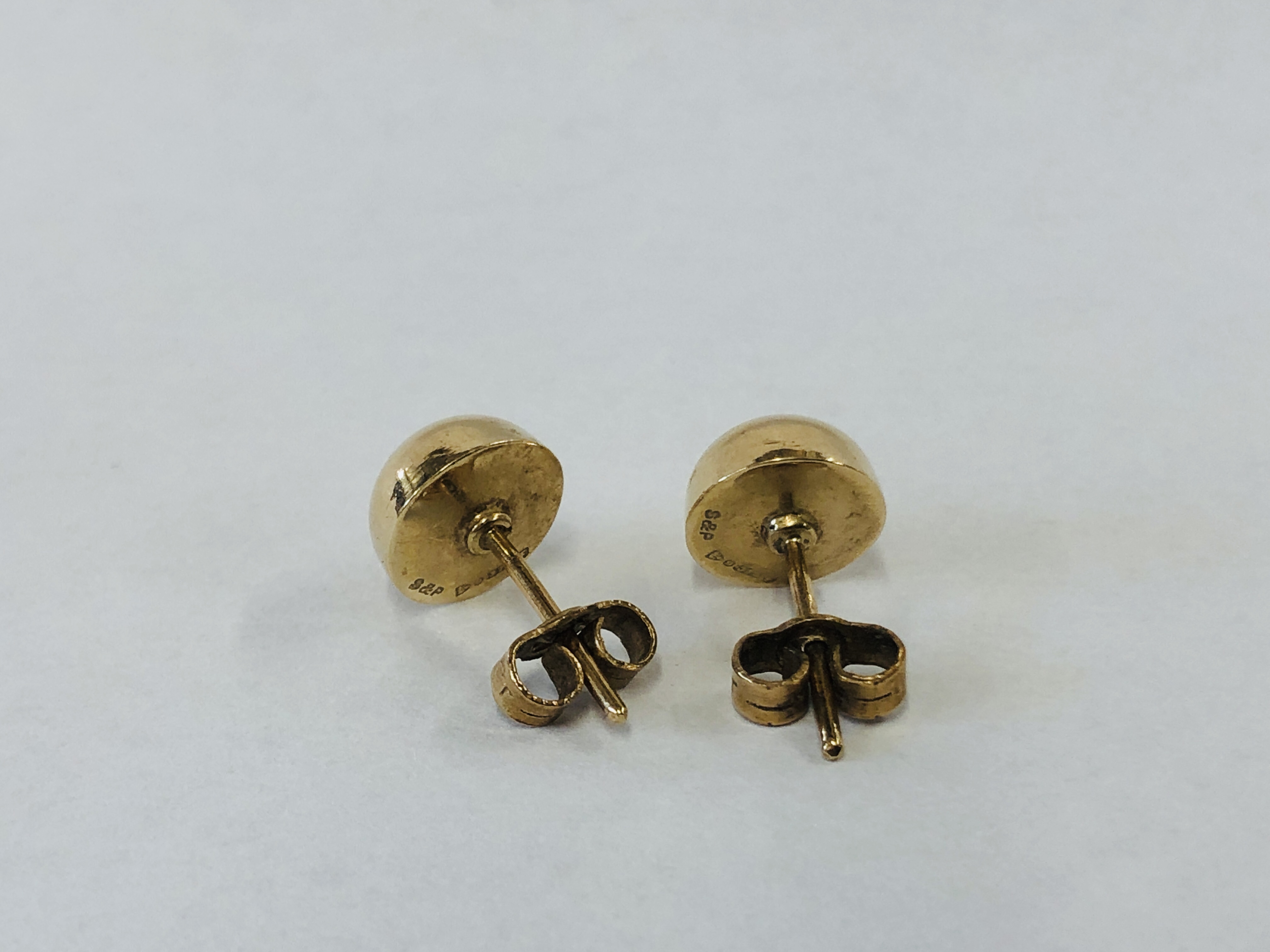 A PAIR OF 9CT GOLD STUD EARRINGS HALLMARKED CHESTER 1956. - Image 3 of 7