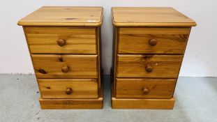 A PAIR OF PINE THREE DRAWER BEDSIDE CHESTS.