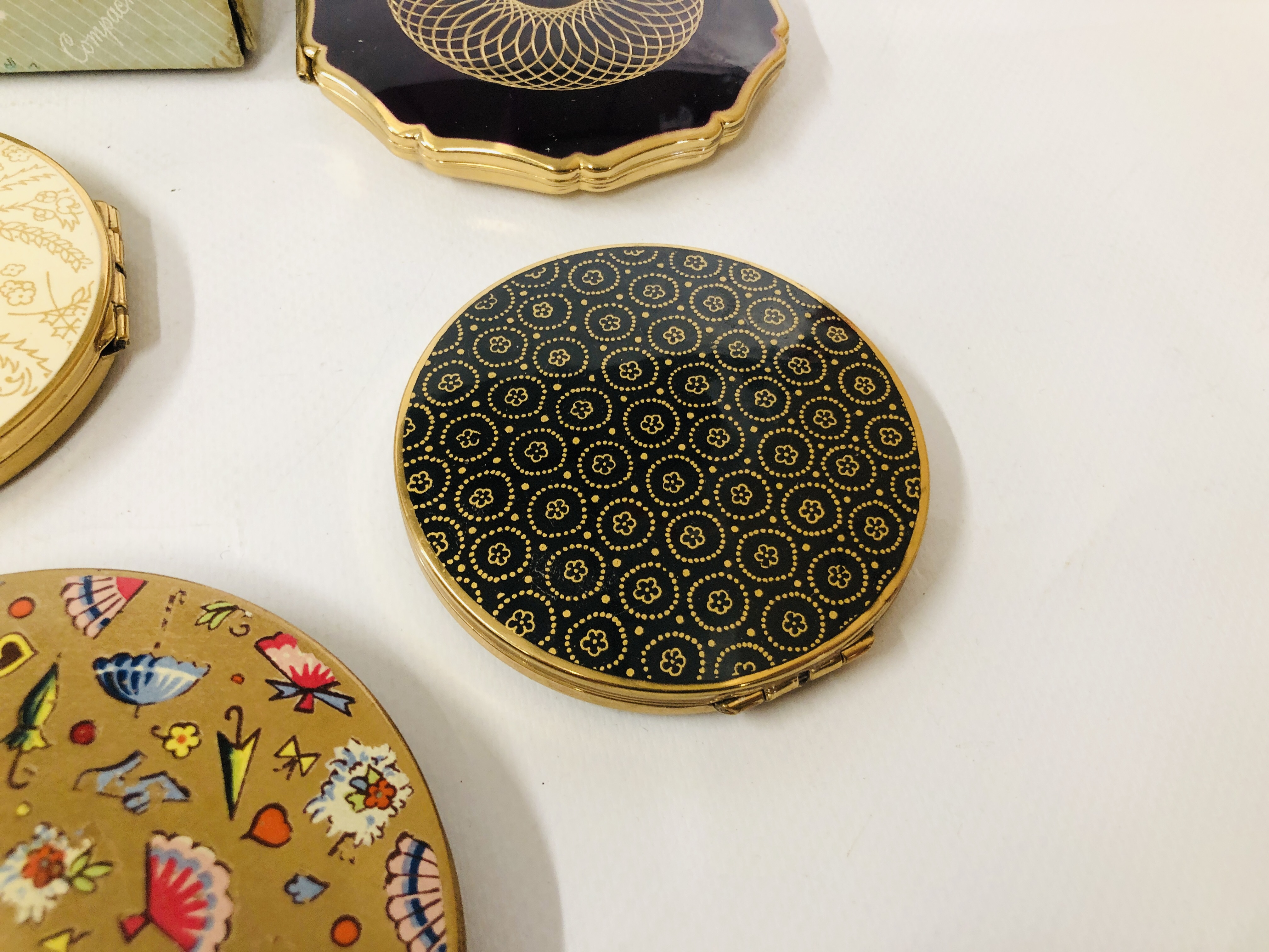 7 X "STRATTON" VINTAGE LADIES COMPACTS. - Image 3 of 6