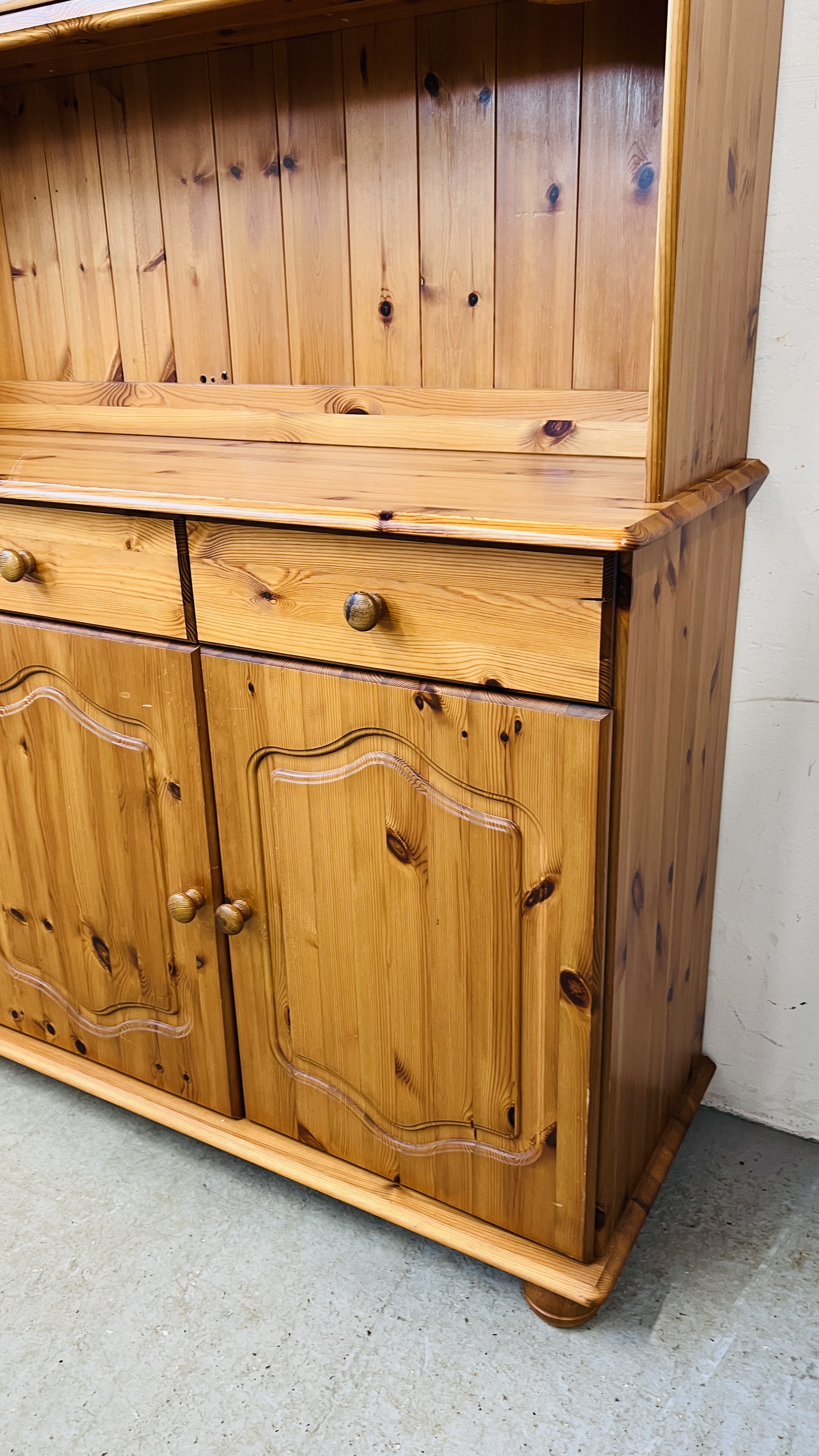 A HONEY PINE TRADITIONAL GLAZED TOP COUNTRY DRESSER, W 130CM, D 40CM, H 184CM. - Image 5 of 12