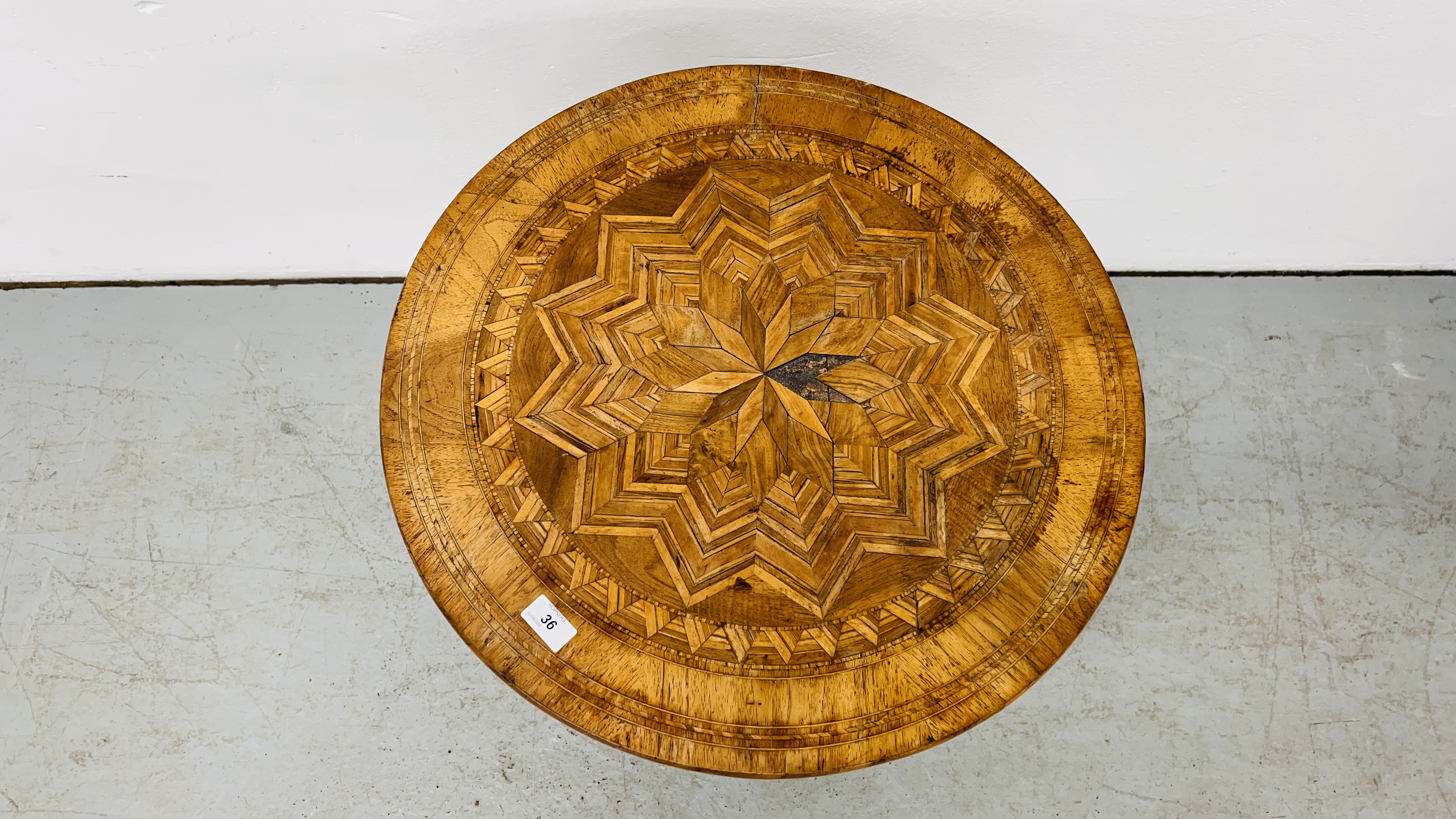 A VICTORIAN INLAID WALNUT CIRCULAR TABLE ON A CORKSCREW COLUMN AND A CIRCULAR BASE AND LIONS CLAW - Image 3 of 8