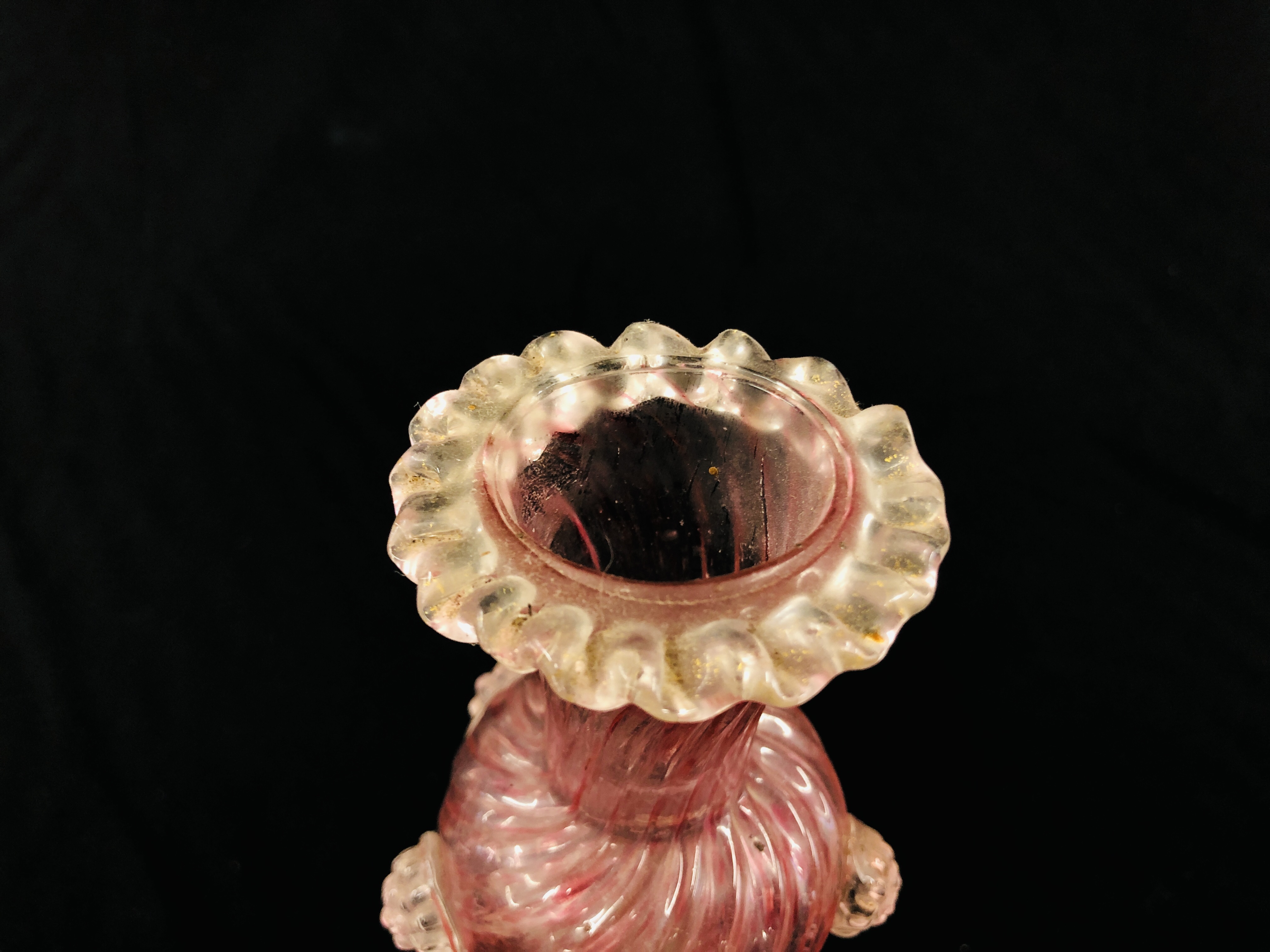 A VINTAGE VENETIAN PINK AND WHITE FIGURAL FISH CANDLESTICK - H 23CM. - Image 2 of 7