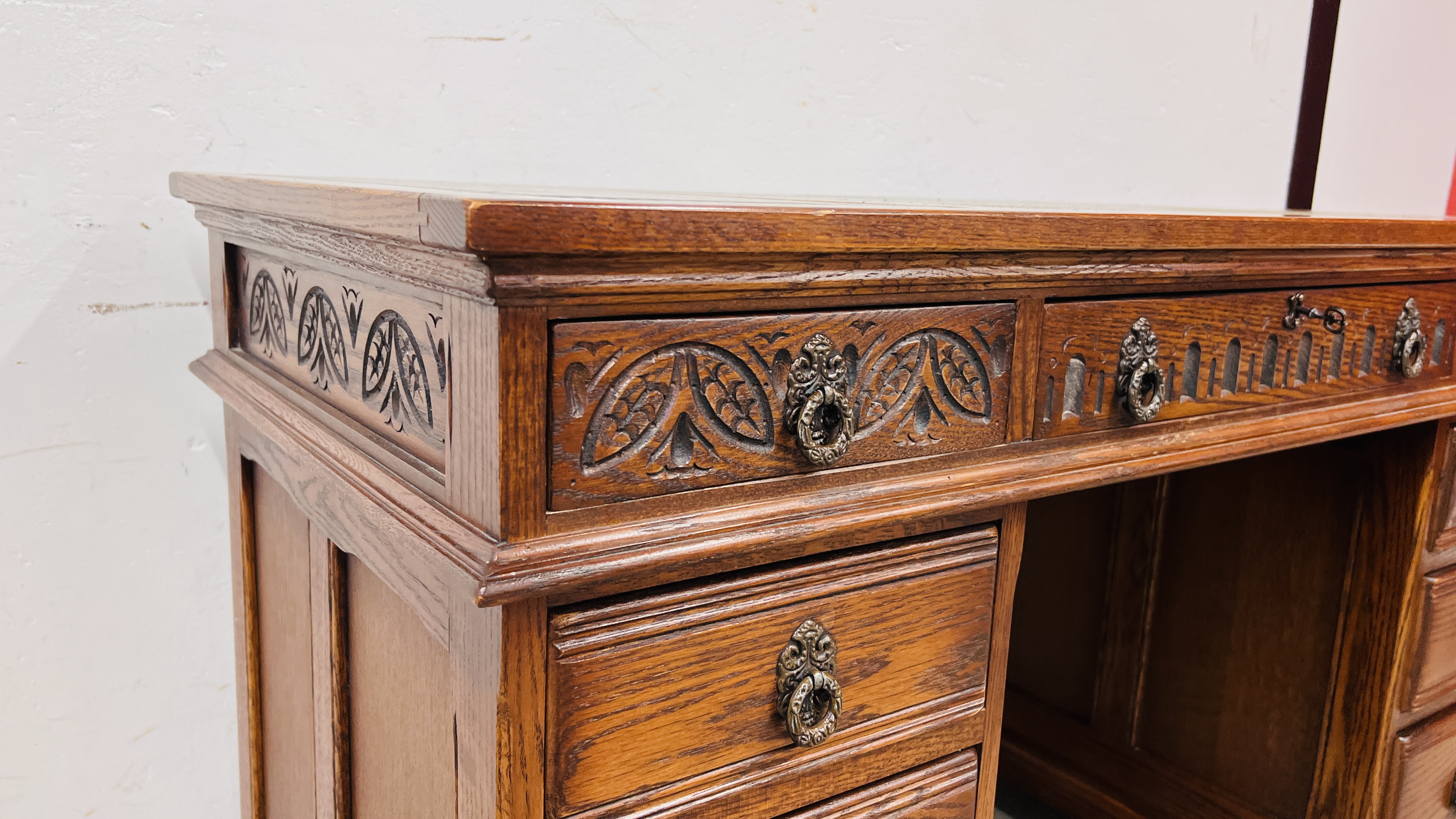 OLD CHARM TWIN PEDESTAL HOME OFFICE DESK WITH TOOLED LEATHER TOP - W 128CM. D 61CM. - Image 4 of 13