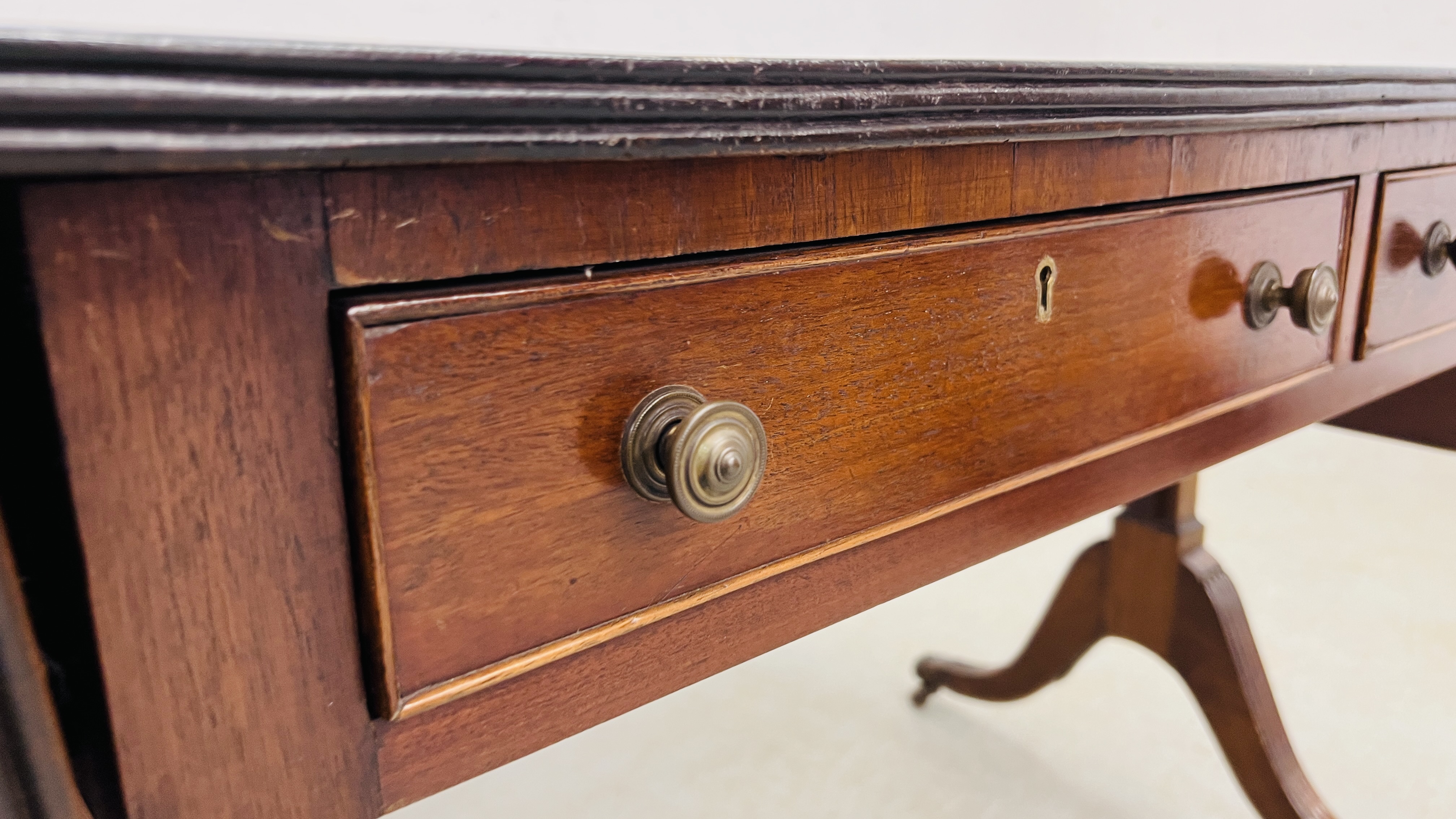 A REPRODUCTION REGENCY MAHOGANY SOFA TABLE WITH TWO FRIEZE DRAWERS. - Image 8 of 10