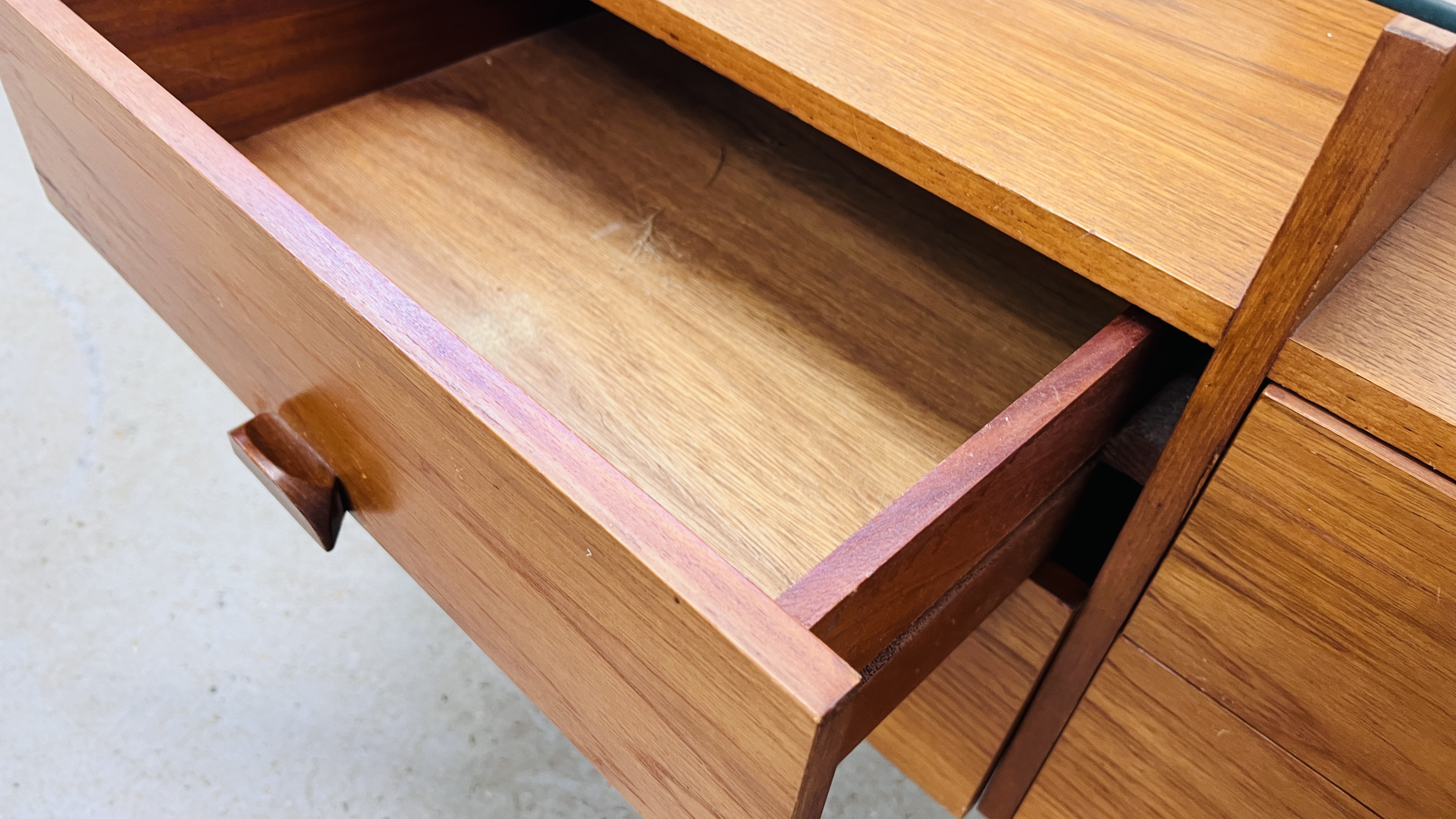 A MID CENTURY TEAK SIX DRAWER DRESSING TABLE, L 155CM, D 46CM, H 117CM. - Image 13 of 13