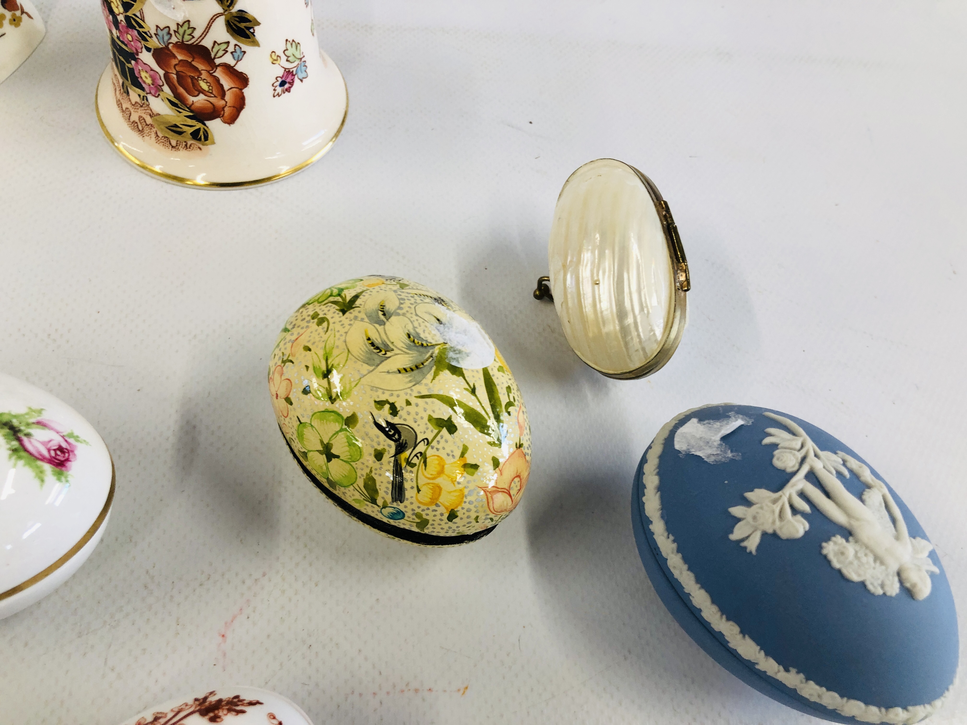 A COLLECTION OF TRINKET BOXES IN THE FORM OF EGGS TO INCLUDE LIMOGES EXAMPLES. - Image 3 of 6