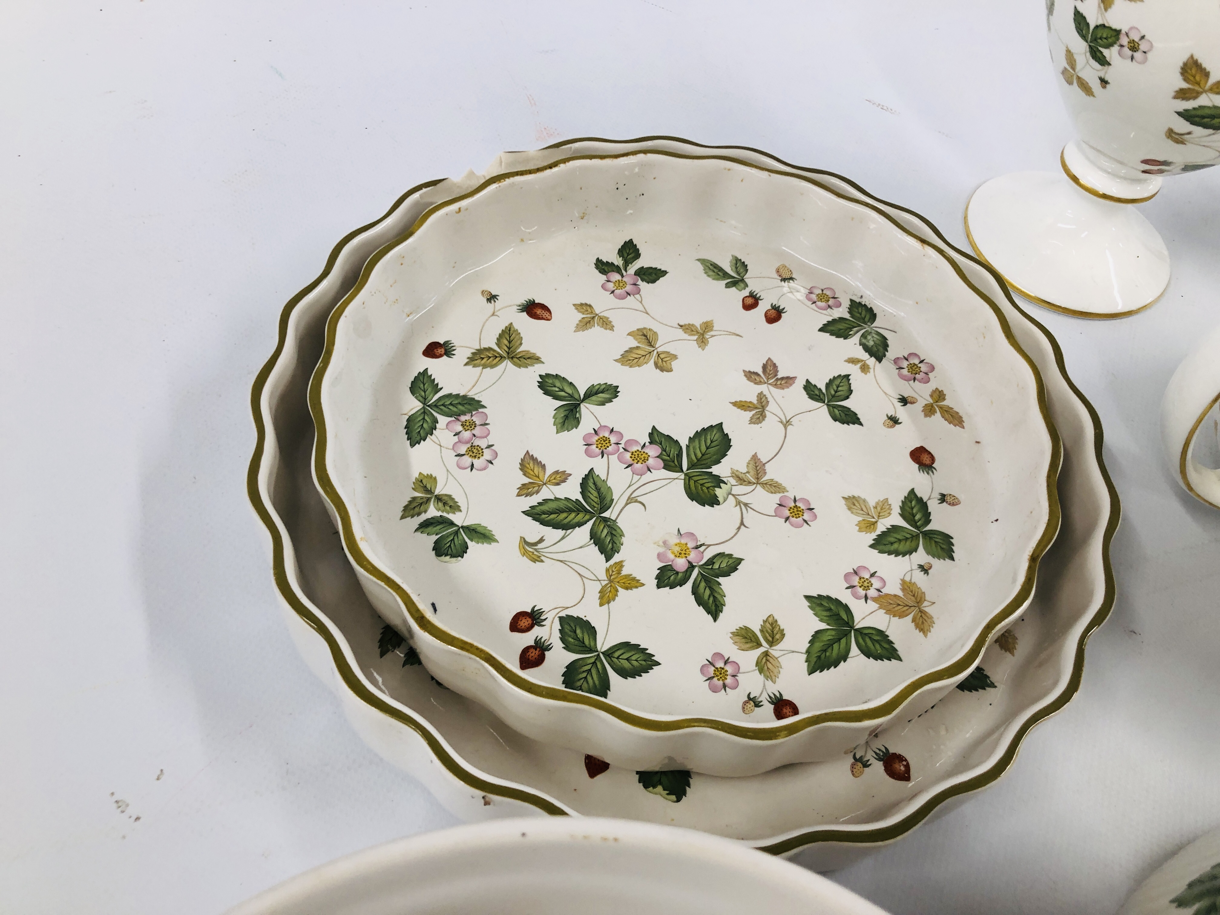 A COLLECTION OF "WEDGEWOOD" WILD STRAWBERRY TEA AND DINNER WARE TO INCLUDE TEA CUPS AND SAUCERS, - Image 8 of 13