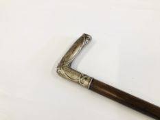 A VINTAGE WALKING CANE WITH SILVER HANDLE IN THE ART NOUVEAU STYLE MARKED 800 CESCH.
