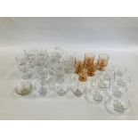 A LARGE GROUP OF ASSORTED GOOD QUALITY GLASS SUNDAE DISHES TO INCLUDE COLOURED EXAMPLES IN THE