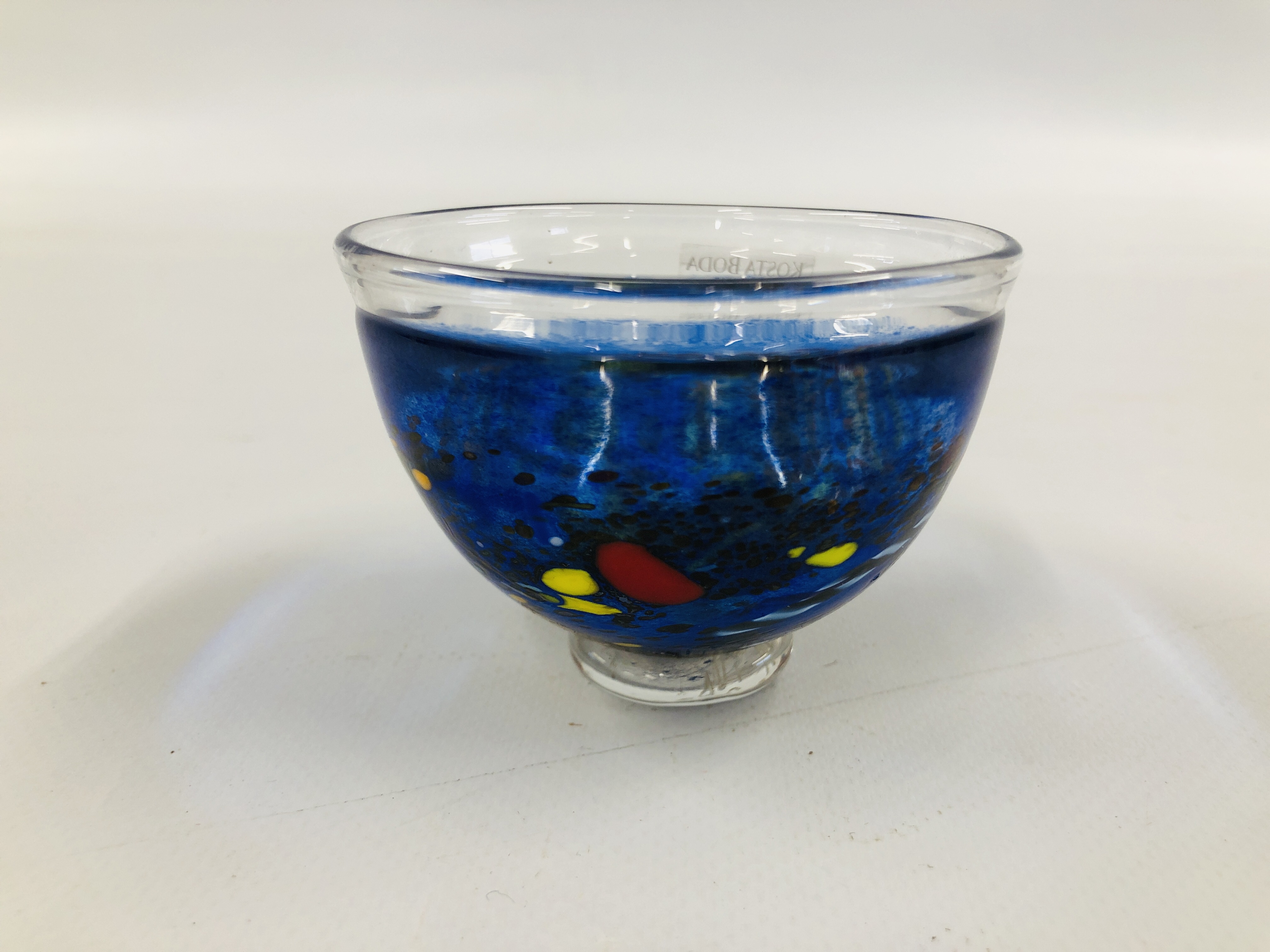 AN ELABORATE ART GLASS BOWL BEARING ORIGINAL KOSTA BODA LABEL & SIGNED TO BASE - DIAMETER 7. - Image 3 of 6