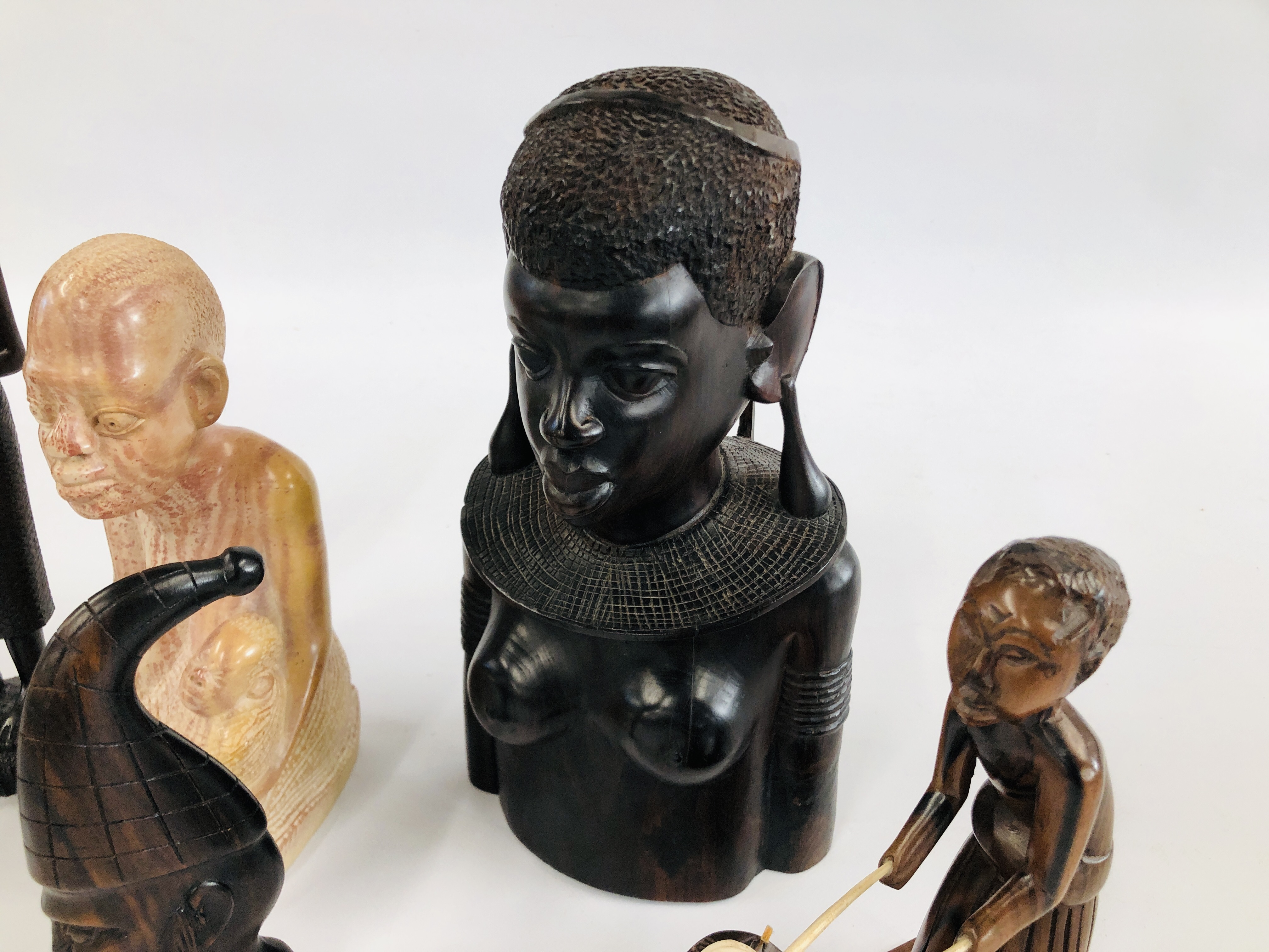 A HARD WOOD AFRICAN TRIBAL BUST ALONG WITH A FURTHER TWO FIGURES ONE OF WHICH IS HOLDING A NEW BORN - Image 3 of 5