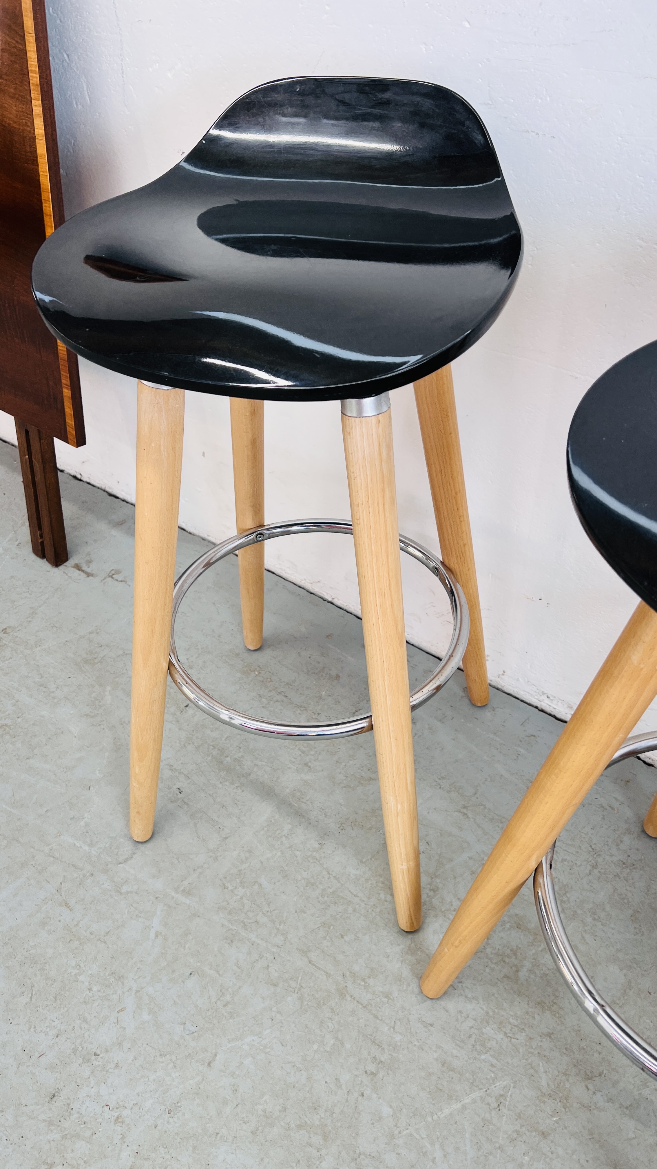 A PAIR OF PINE AND BLACK BREAKFAST BAR STOOLS. - Image 5 of 5