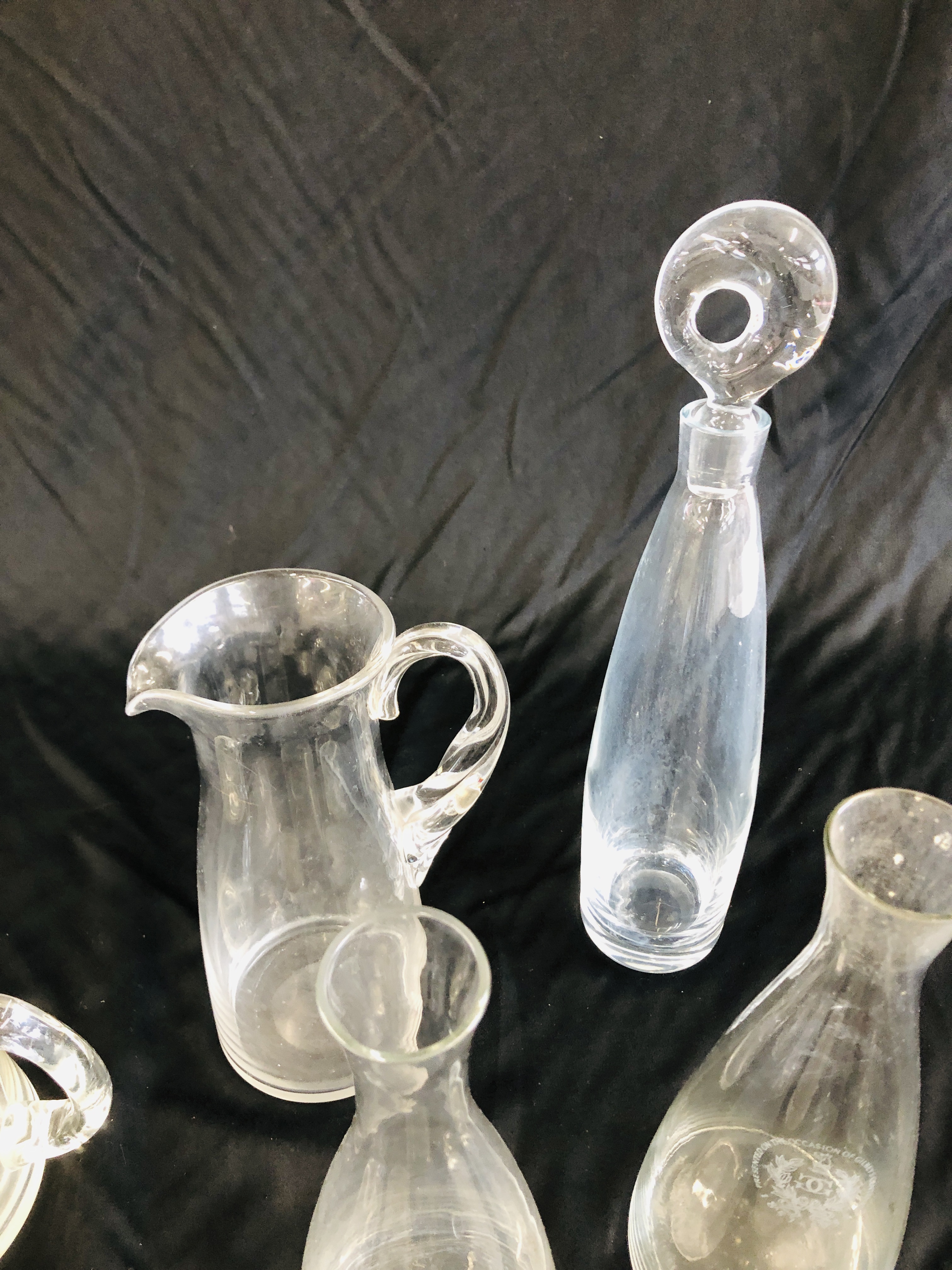 A GROUP OF GLASSWARE TO INCLUDE VARIOUS CLEAR GLASS WATER JUGS, - Image 4 of 6