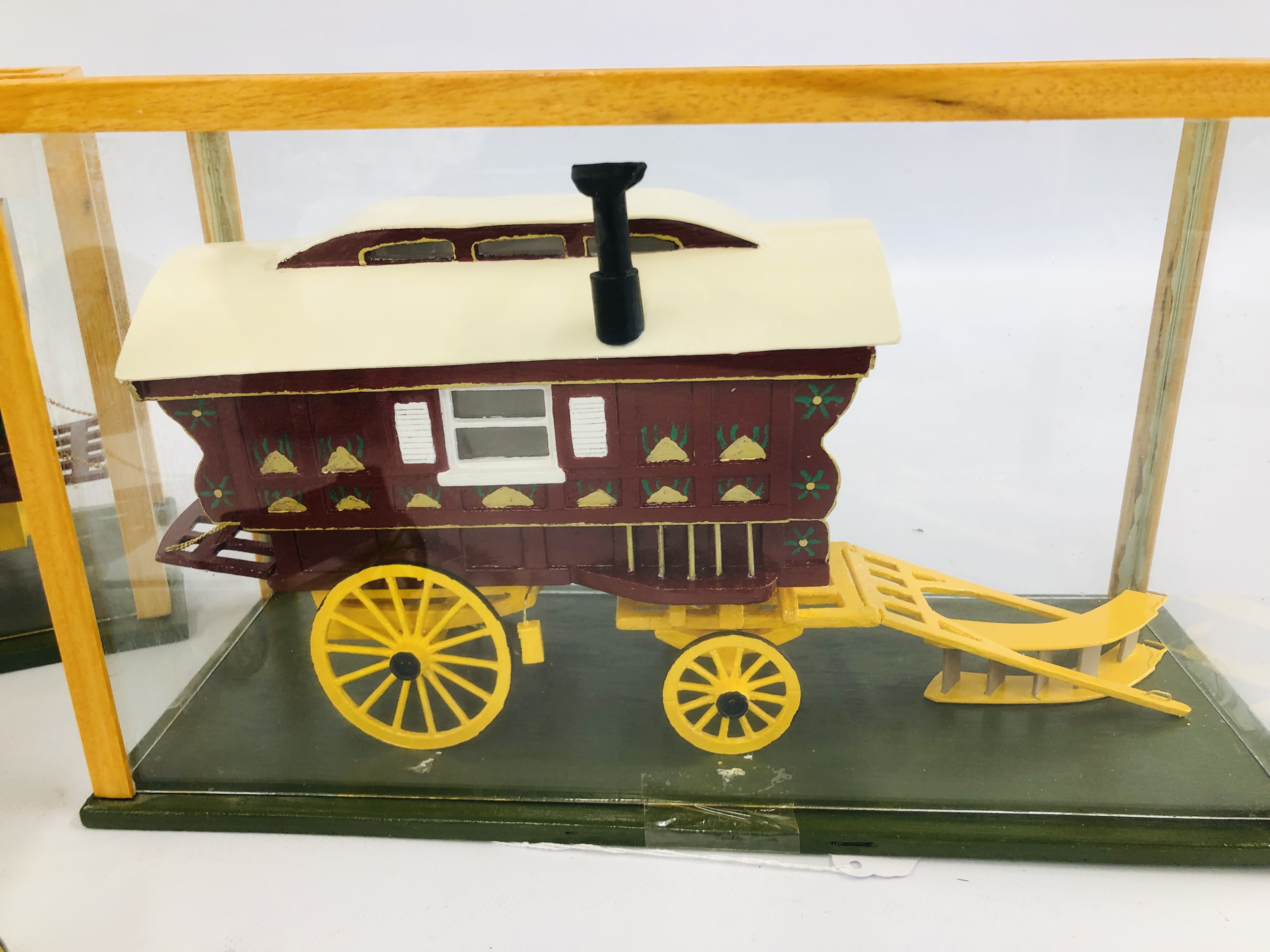 TWO WOODEN SCRATCH BUILT TRADITIONAL CARAVANS IN GLASS DISPLAY CASES ALONG WITH A FURTHER WOODEN - Image 4 of 6