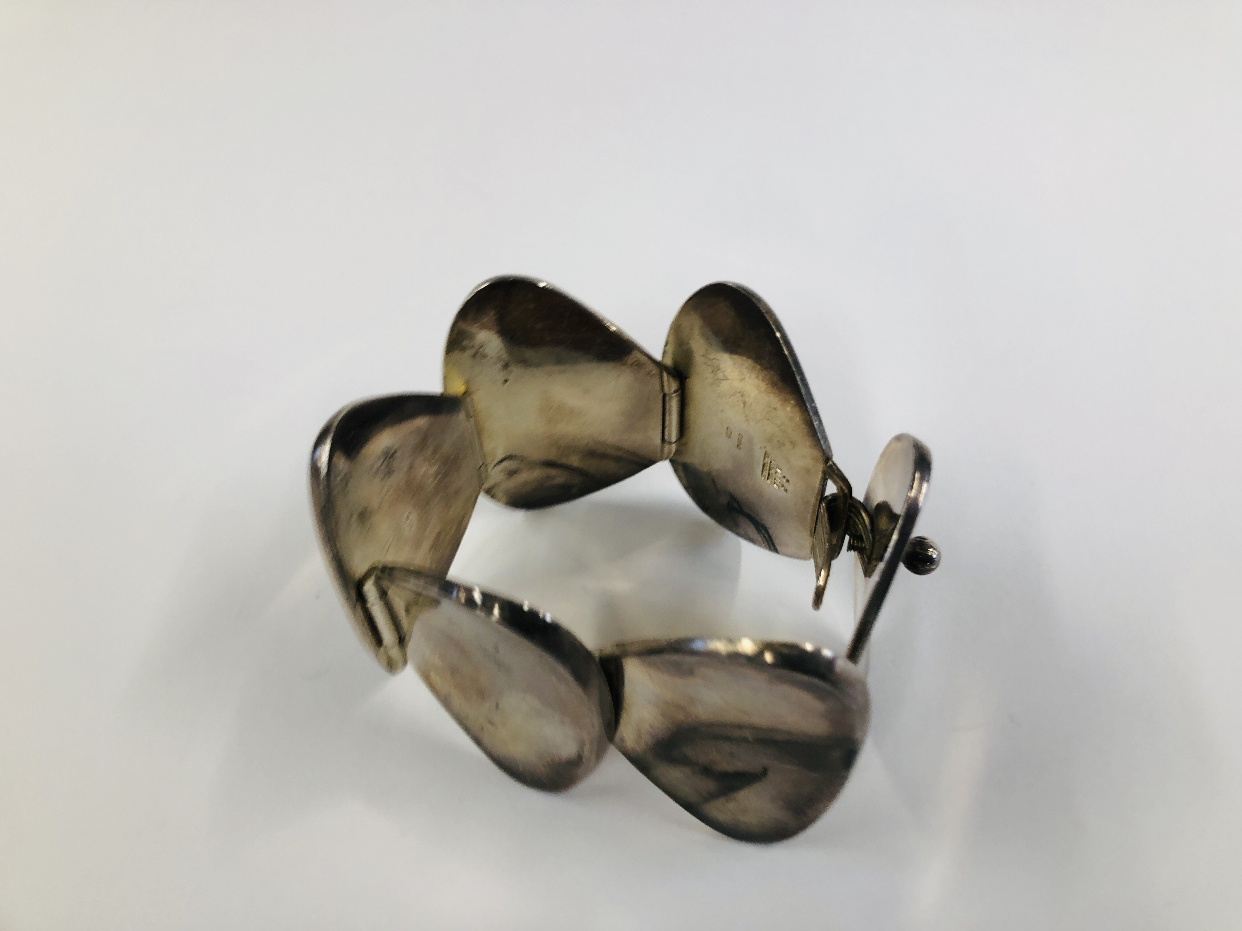 A DANISH DESIGNER SILVER BRACELET BY BENTK LTD, THE SIX PLATE LINKS OF CURVED RHOMBOID FORM. - Image 2 of 8