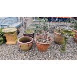 A GROUP OF 7 GARDEN PLANTERS AND FEATURES TO INCLUDE A PAIR OF TERRACOTTA PLANTERS - DIAMETER 54CM,