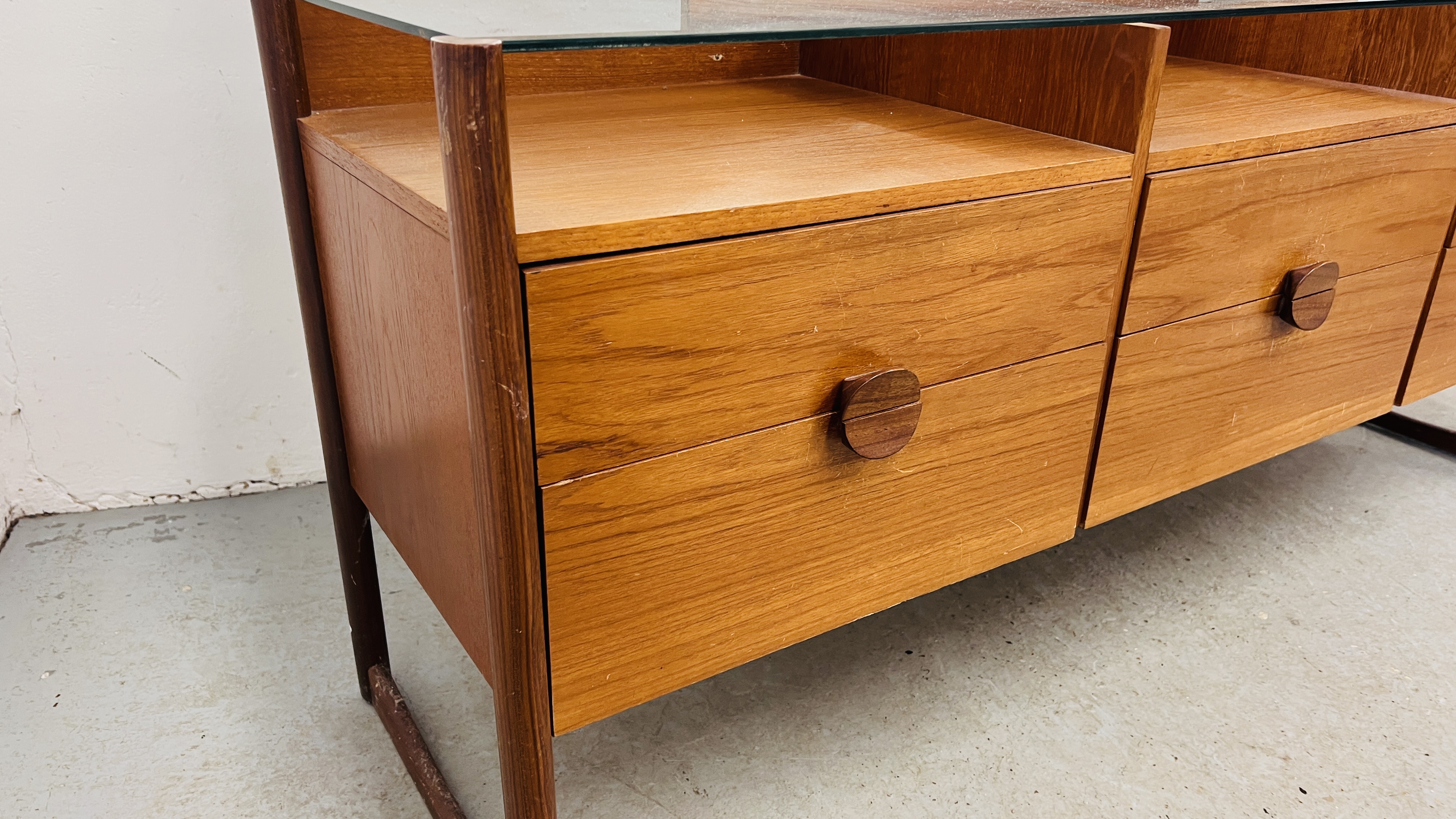 A MID CENTURY TEAK SIX DRAWER DRESSING TABLE, L 155CM, D 46CM, H 117CM. - Image 9 of 13