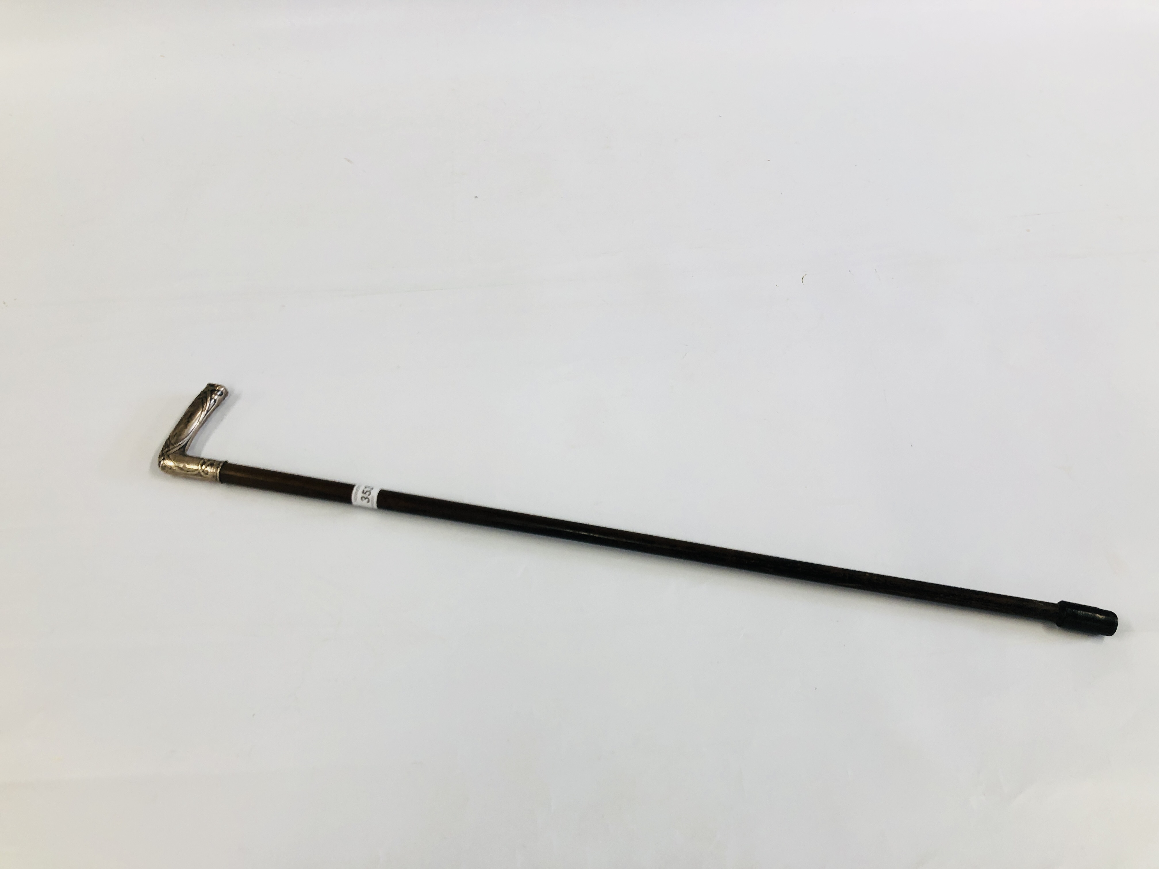 A VINTAGE WALKING CANE WITH SILVER HANDLE IN THE ART NOUVEAU STYLE MARKED 800 CESCH. - Image 2 of 9