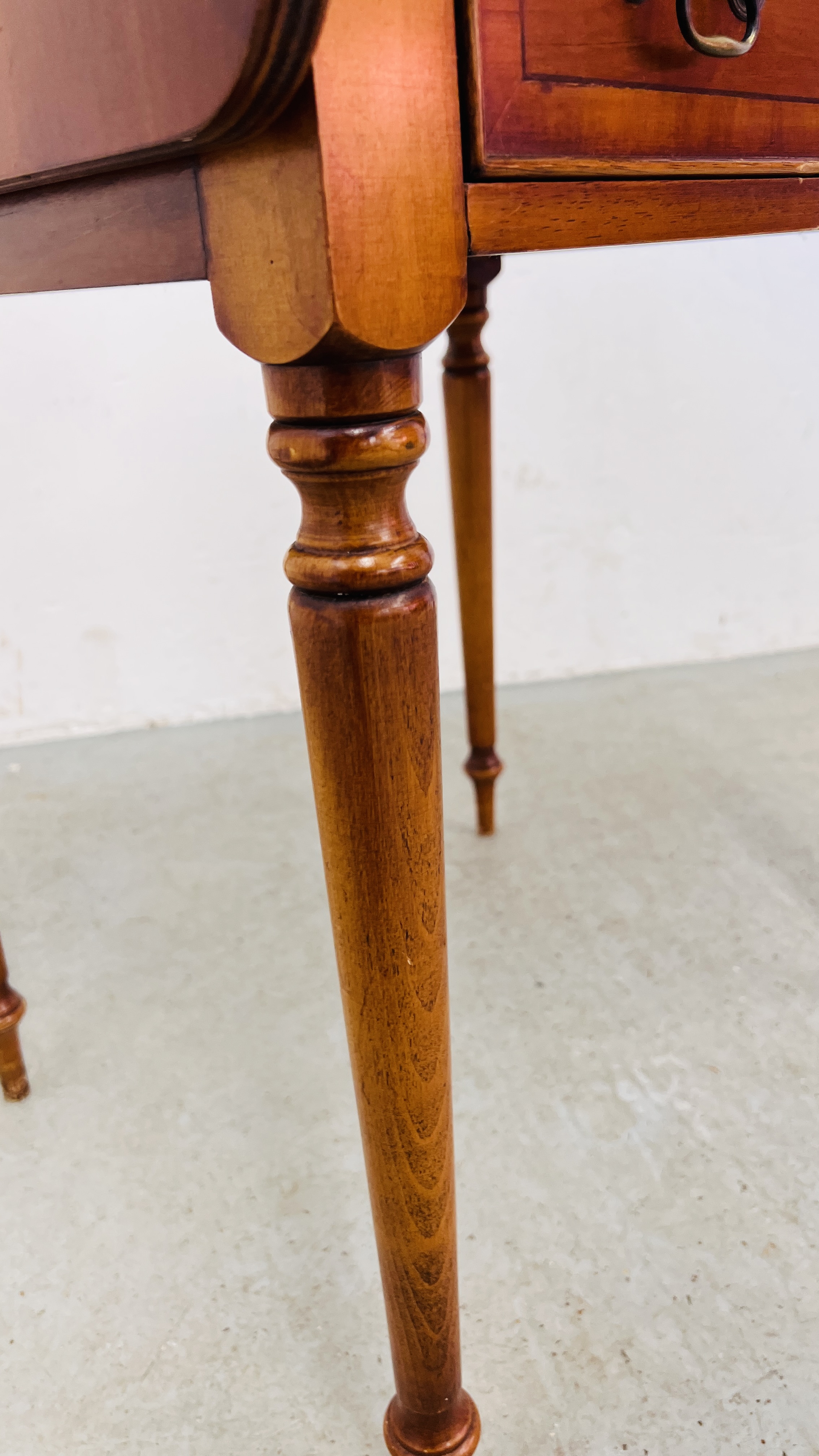 A REPRODUCTION YEW WOOD DROP LEAF OCCASIONAL TABLE WITH TWO FRIEZE DRAWERS. - Image 7 of 7