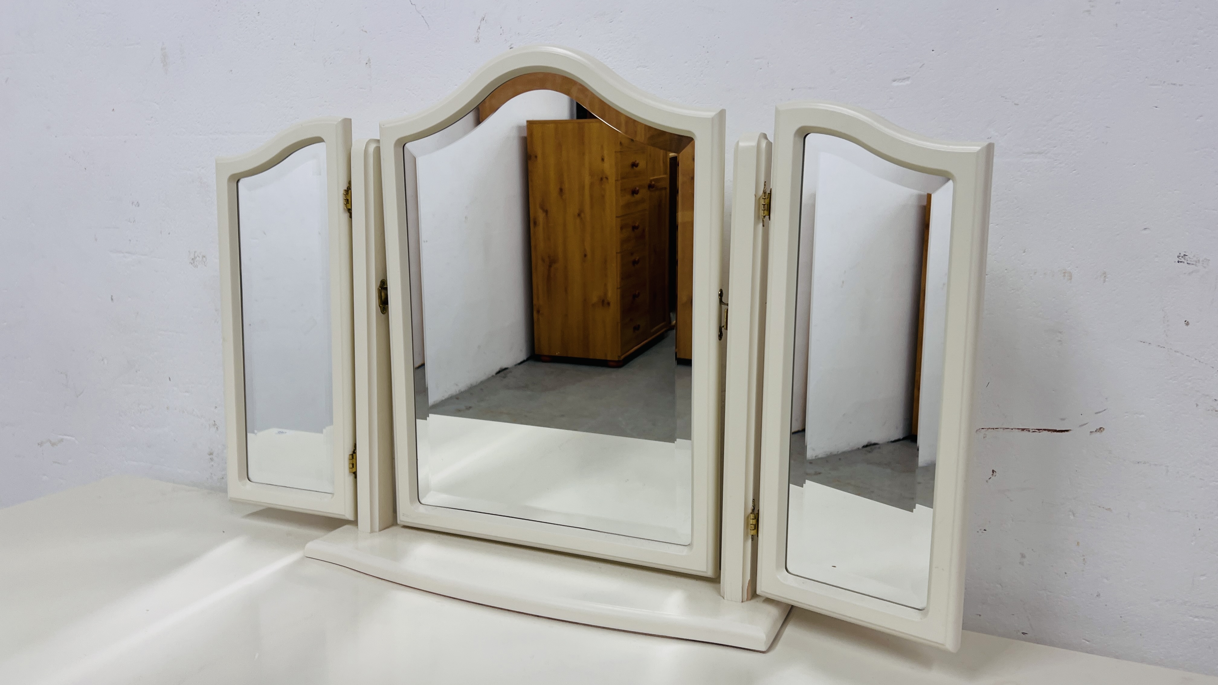 A MODERN WHITE FINISH SIX DRAWER DRESSING TABLE WITH TRIPLE MIRROR. - Image 2 of 7