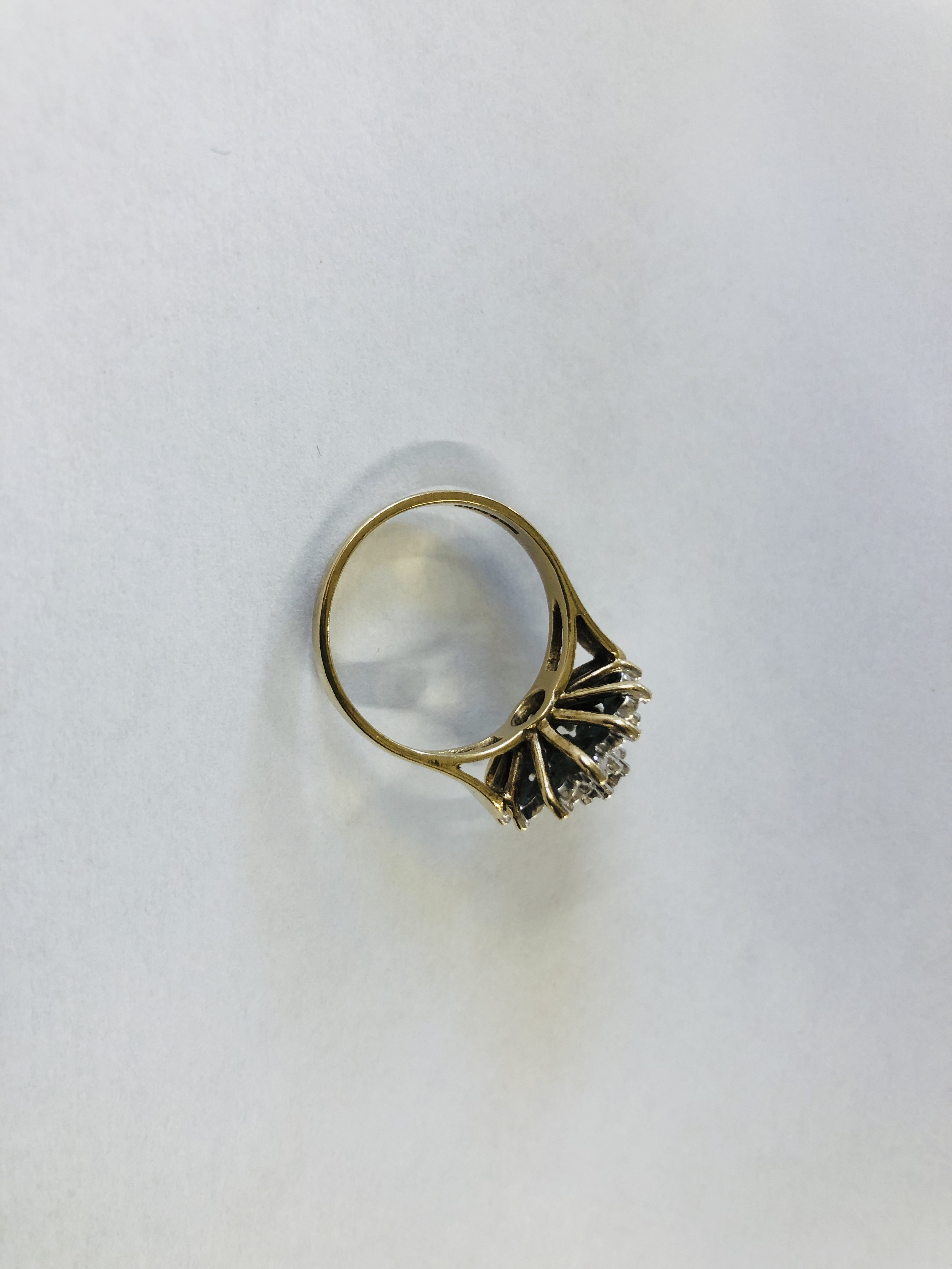A 9CT GOLD DIAMOND CLUSTER RING - Image 6 of 8
