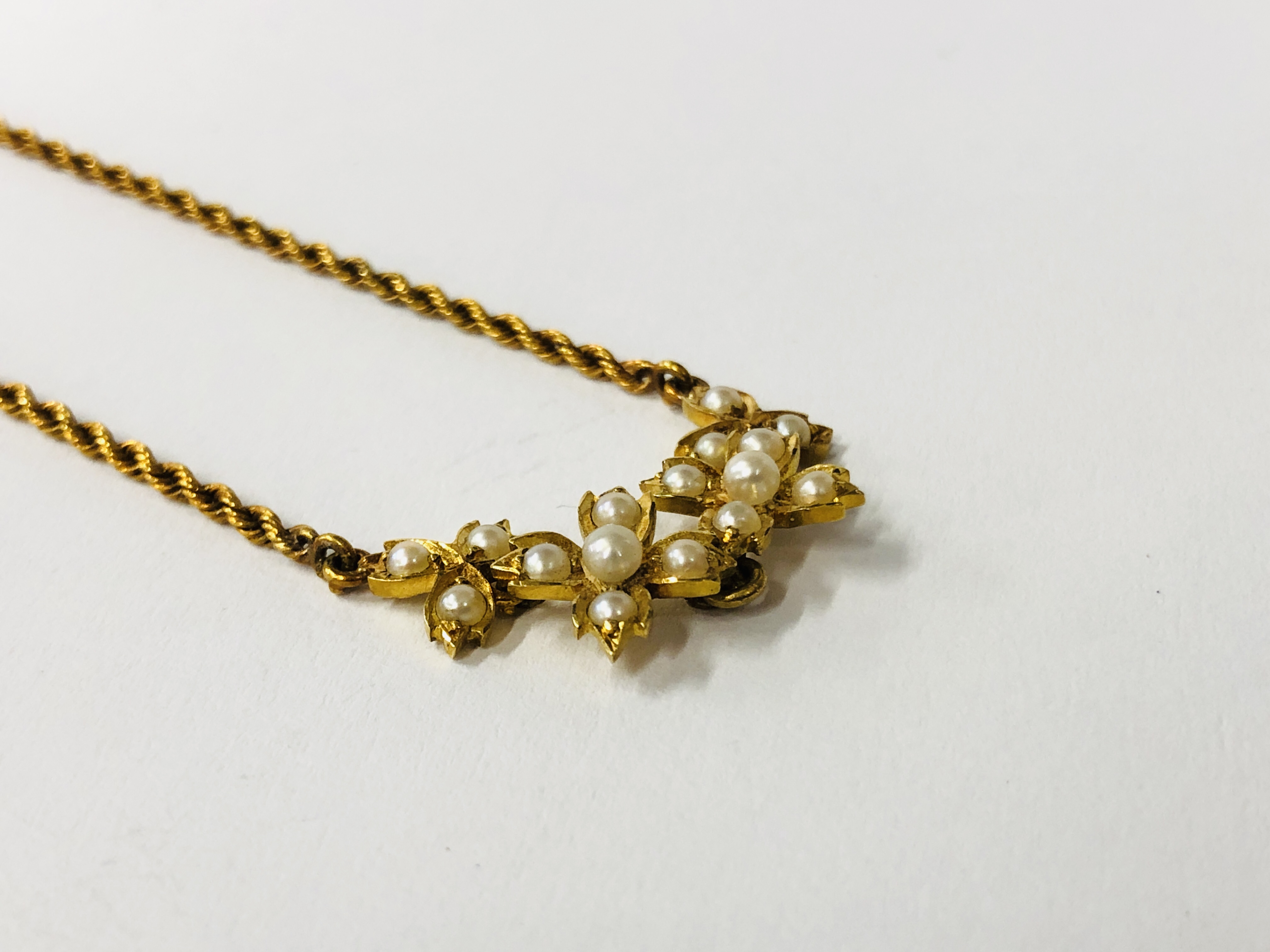 AN ANTIQUE CHILD'S YELLOW METAL ROPE DESIGN NECKLACE SET WITH SEED PEARLS, LENGTH 31CM. - Image 2 of 9