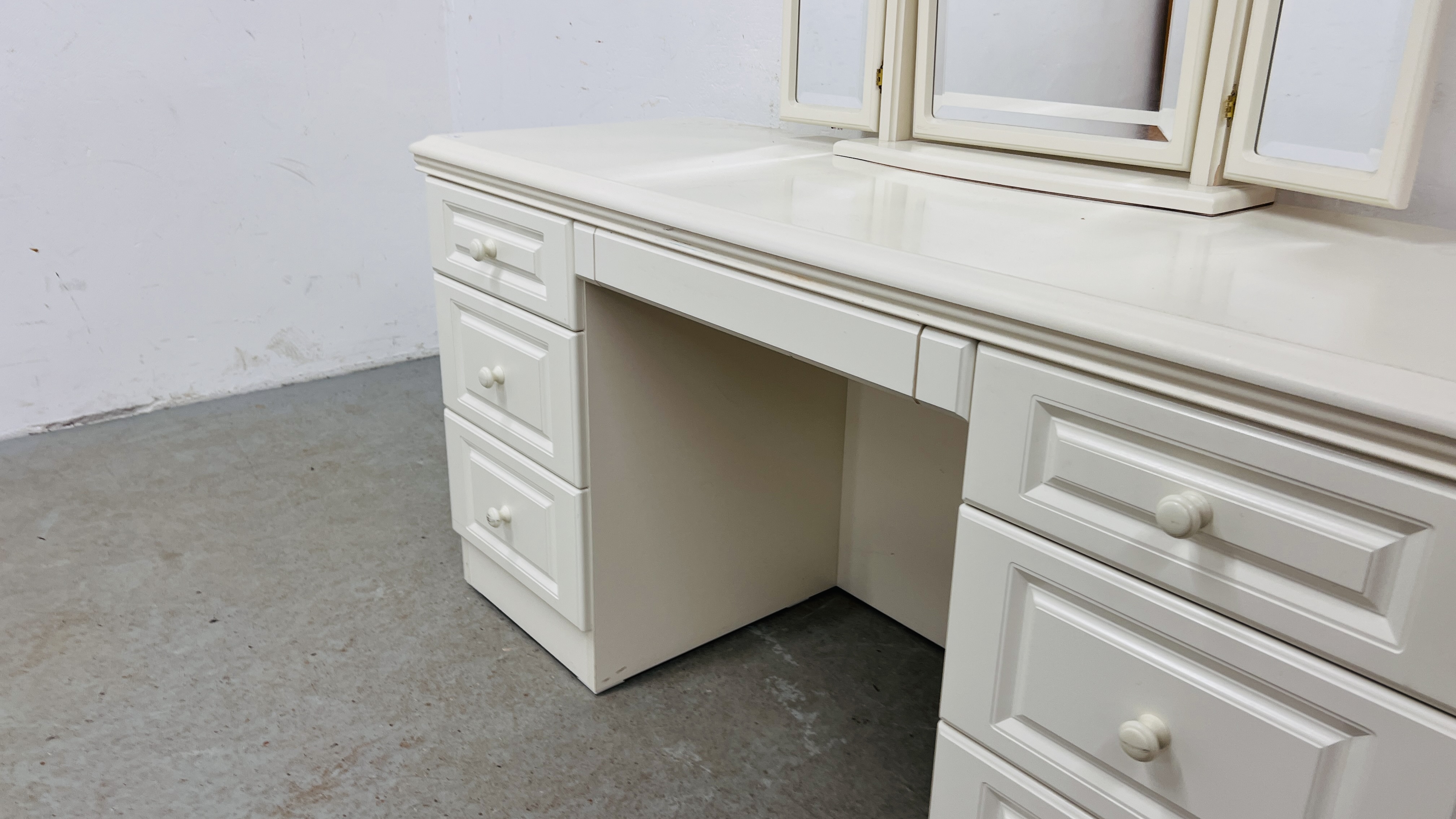 A MODERN WHITE FINISH SIX DRAWER DRESSING TABLE WITH TRIPLE MIRROR. - Image 4 of 7