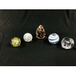 A GROUP OF 5 ART GLASS PAPERWEIGHTS TO INCLUDE LANGHAM AND A CONICAL EXAMPLE.