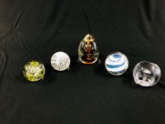 A GROUP OF 5 ART GLASS PAPERWEIGHTS TO INCLUDE LANGHAM AND A CONICAL EXAMPLE.