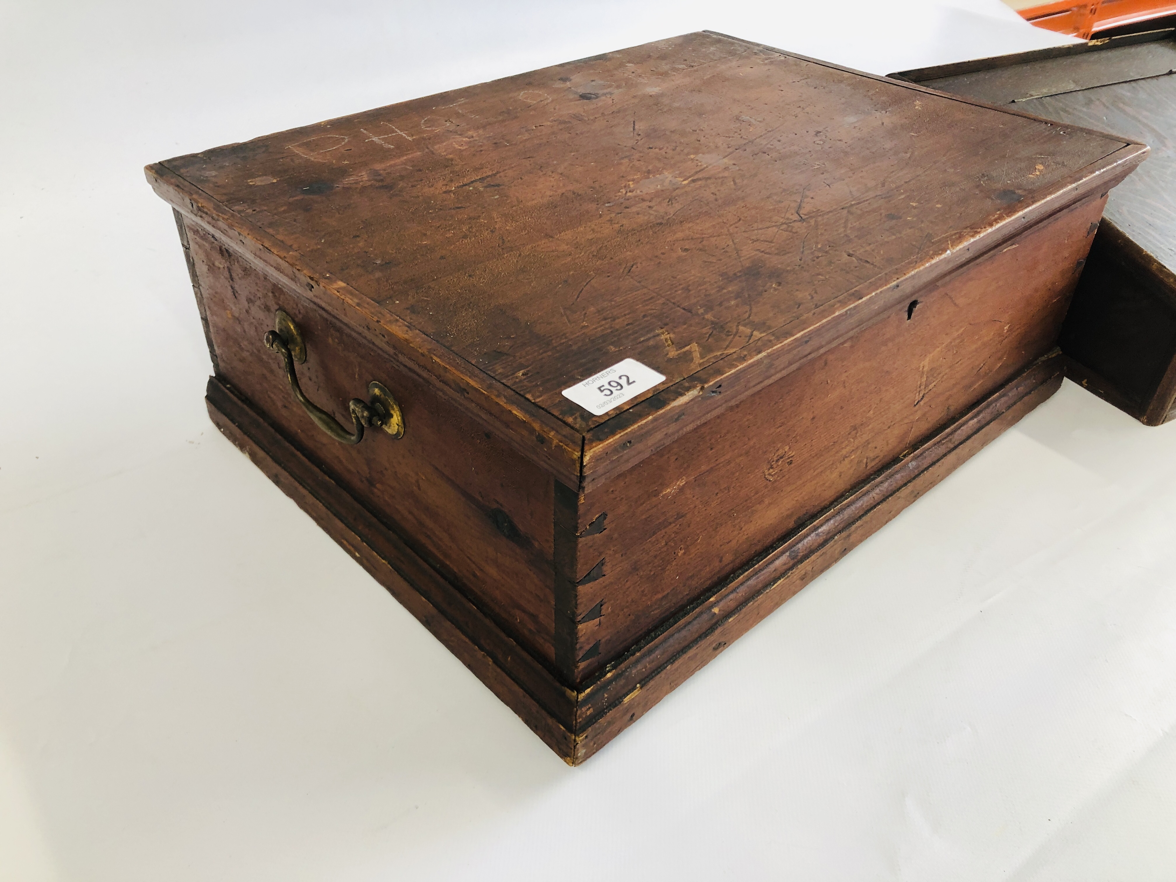 A VINTAGE PINE HINGE TOP CHEST WITH BRASS HANDLES AND LOCK WITH KEY, HINGES A/F W 48CM, D 37CM, - Image 2 of 7