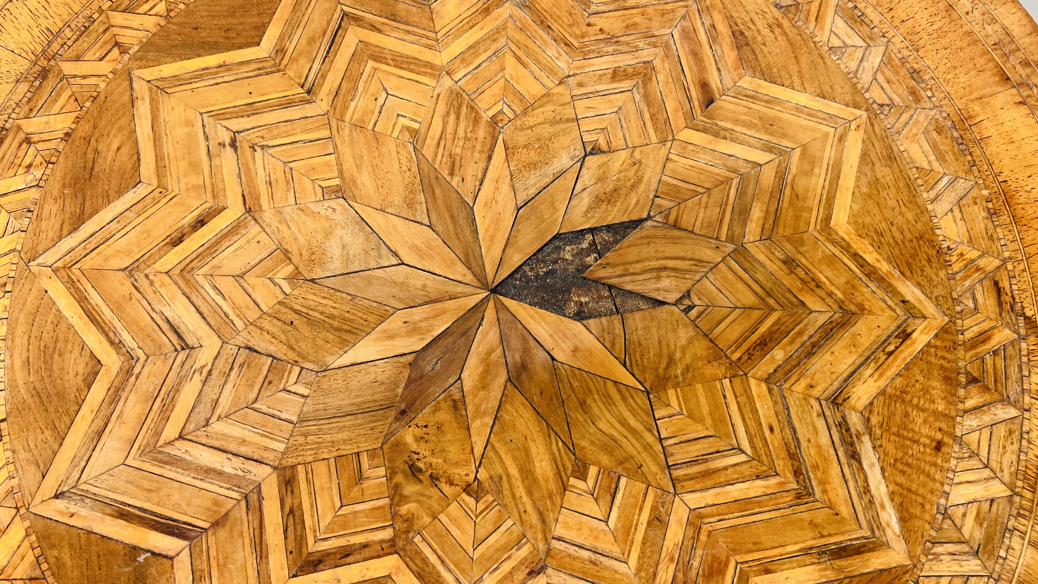 A VICTORIAN INLAID WALNUT CIRCULAR TABLE ON A CORKSCREW COLUMN AND A CIRCULAR BASE AND LIONS CLAW - Image 4 of 8