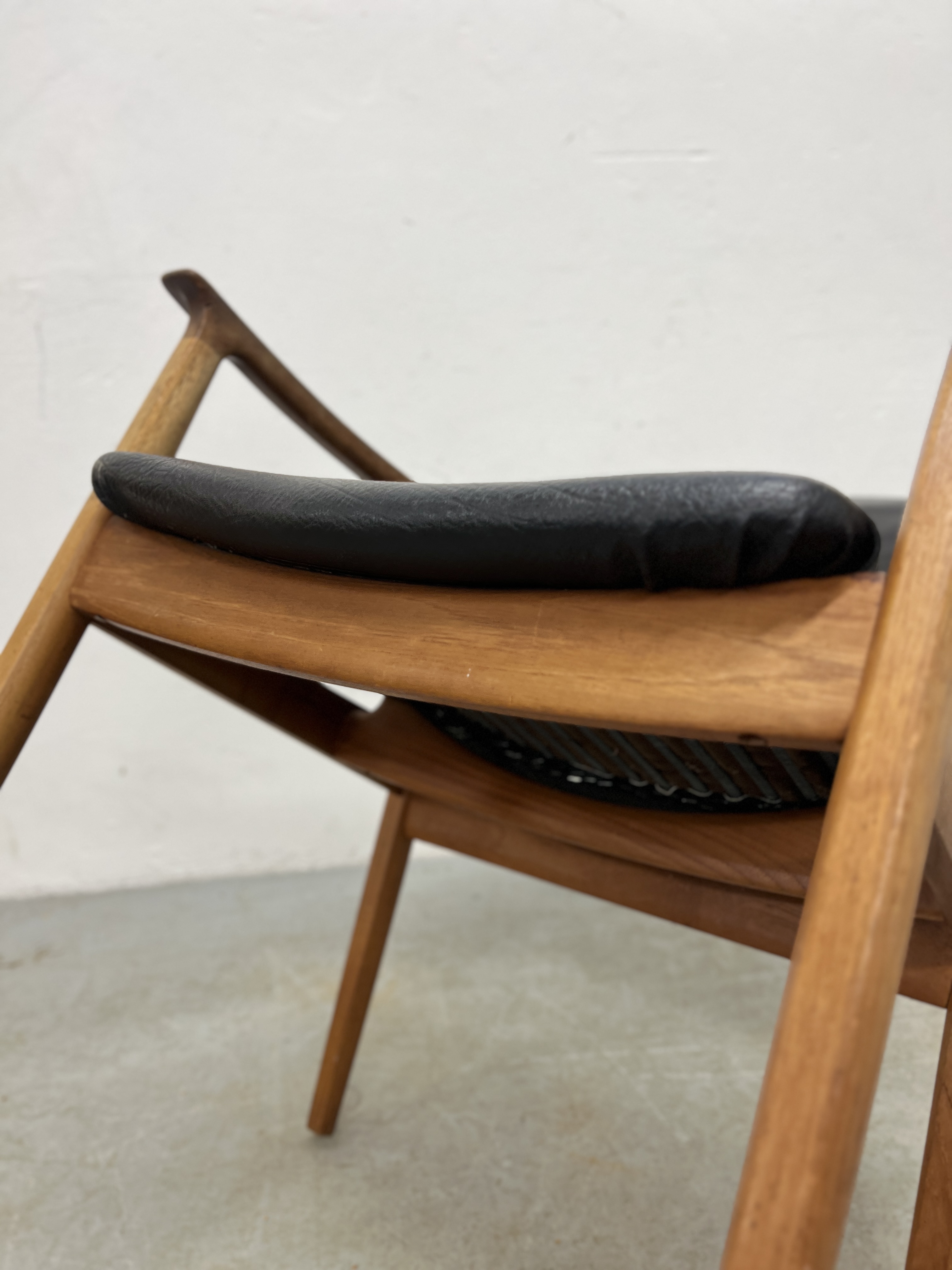 A MID CENTURY DANISH TEAK OPEN ELBOW CHAIR BEARING LABEL FRANCE & SON. - Image 7 of 13