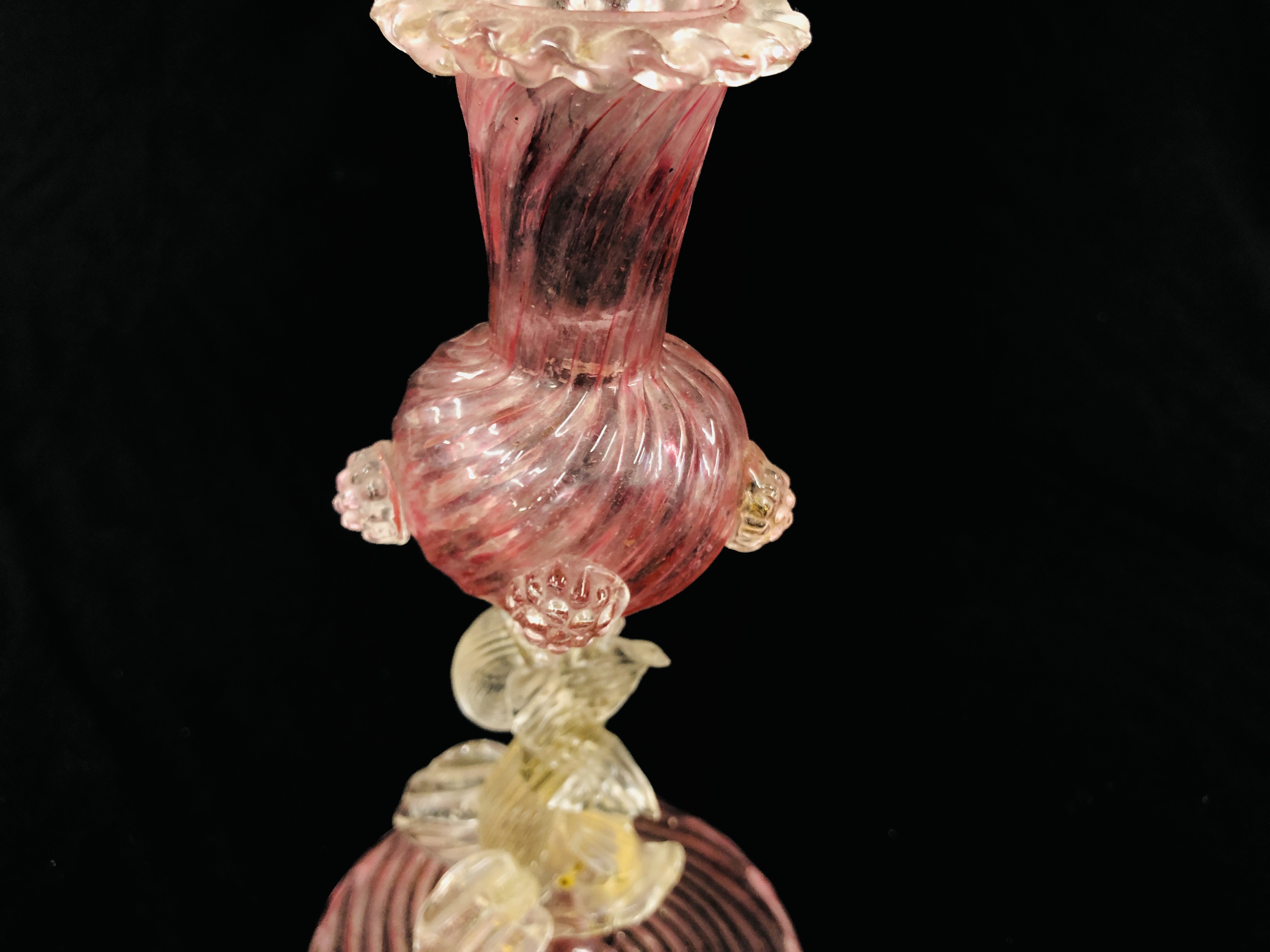A VINTAGE VENETIAN PINK AND WHITE FIGURAL FISH CANDLESTICK - H 23CM. - Image 4 of 7