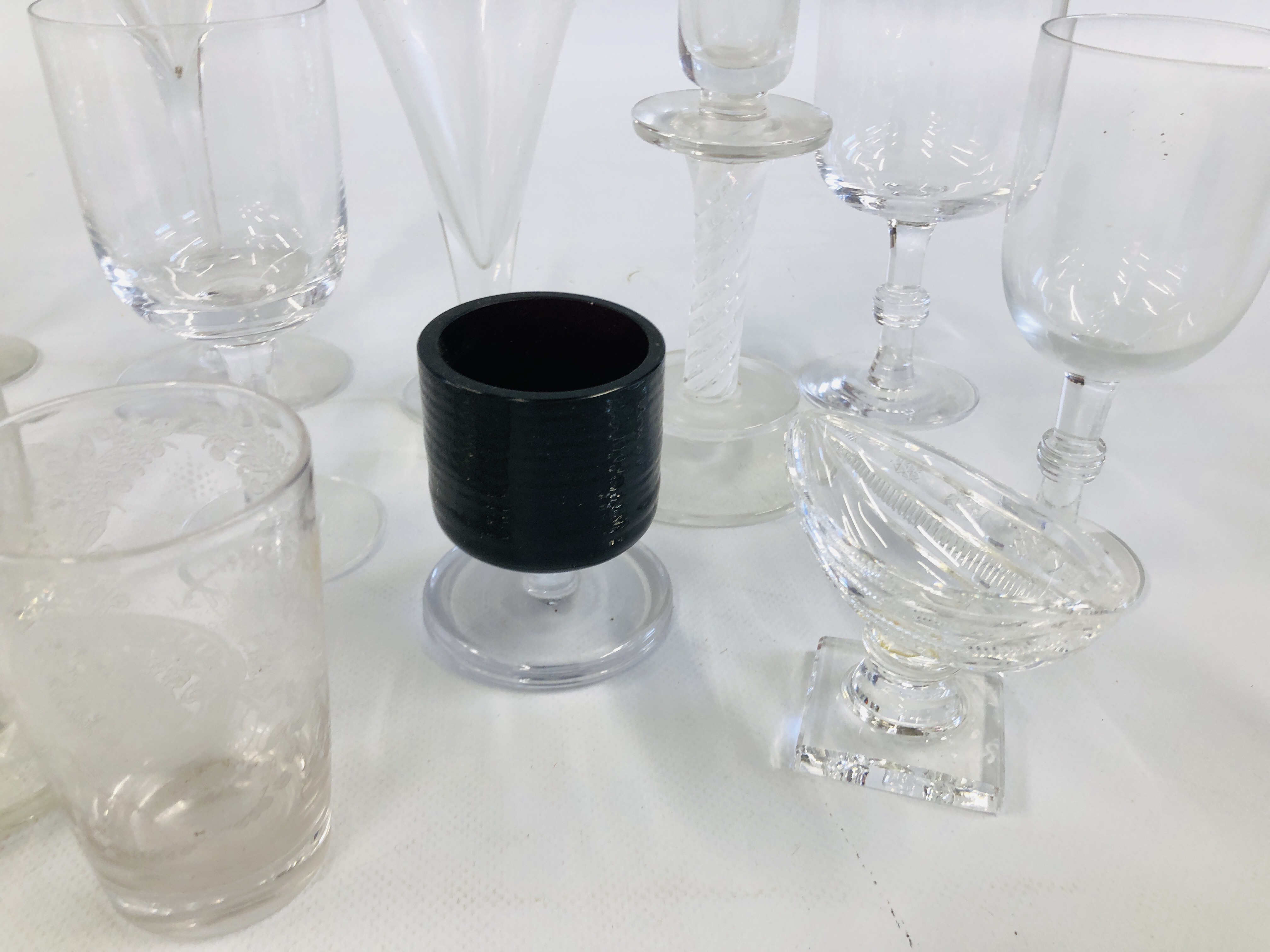 A COLLECTION OF VINTAGE AND MODERN GLASSWARE TO INCLUDE GLASSES MARKED LANGHAM AND SOME AIR TWIST - Image 2 of 8
