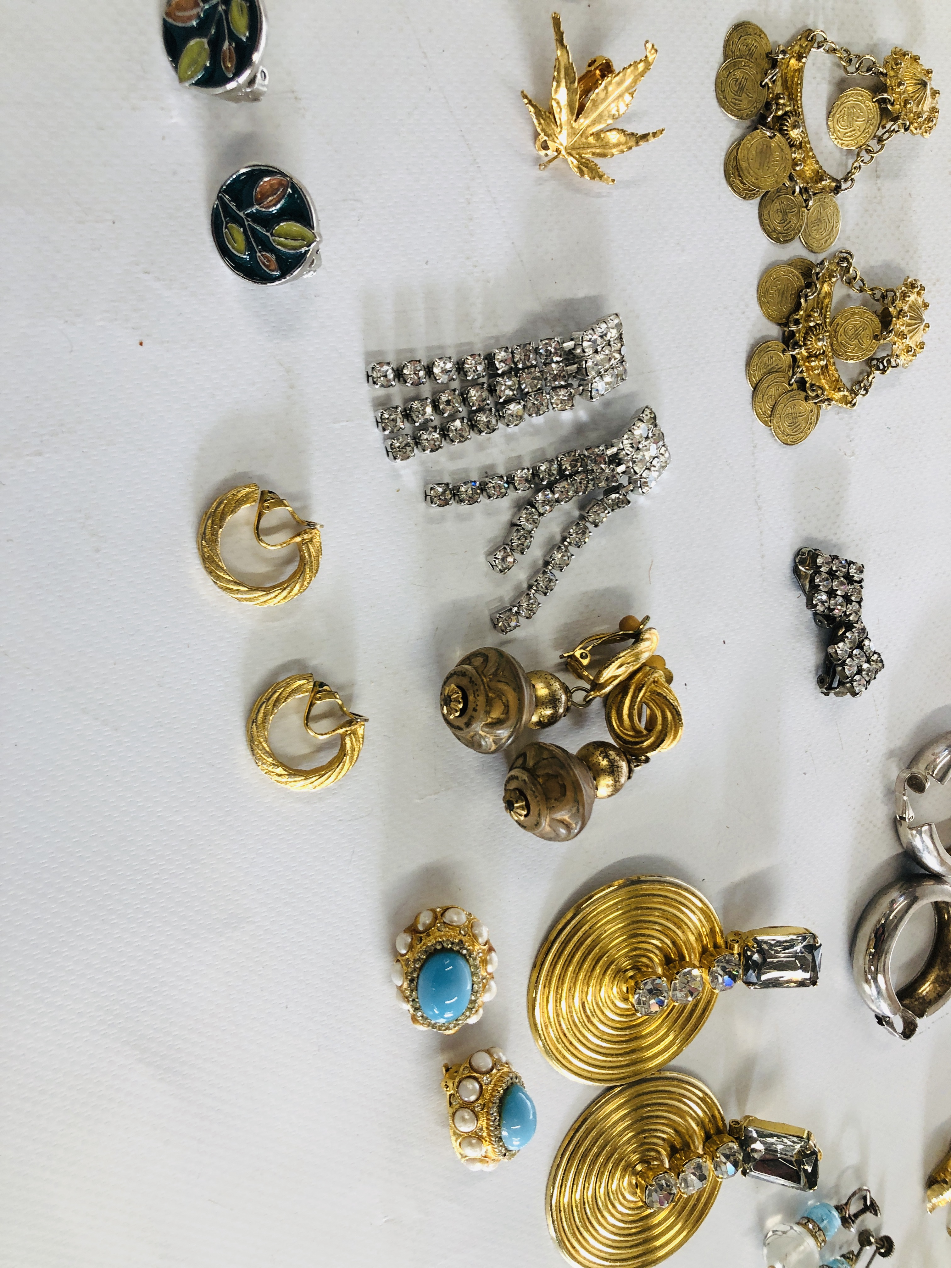 40 PAIRS OF VARIOUS CLIP ON COSTUME JEWELLERY EARRINGS. - Image 7 of 9