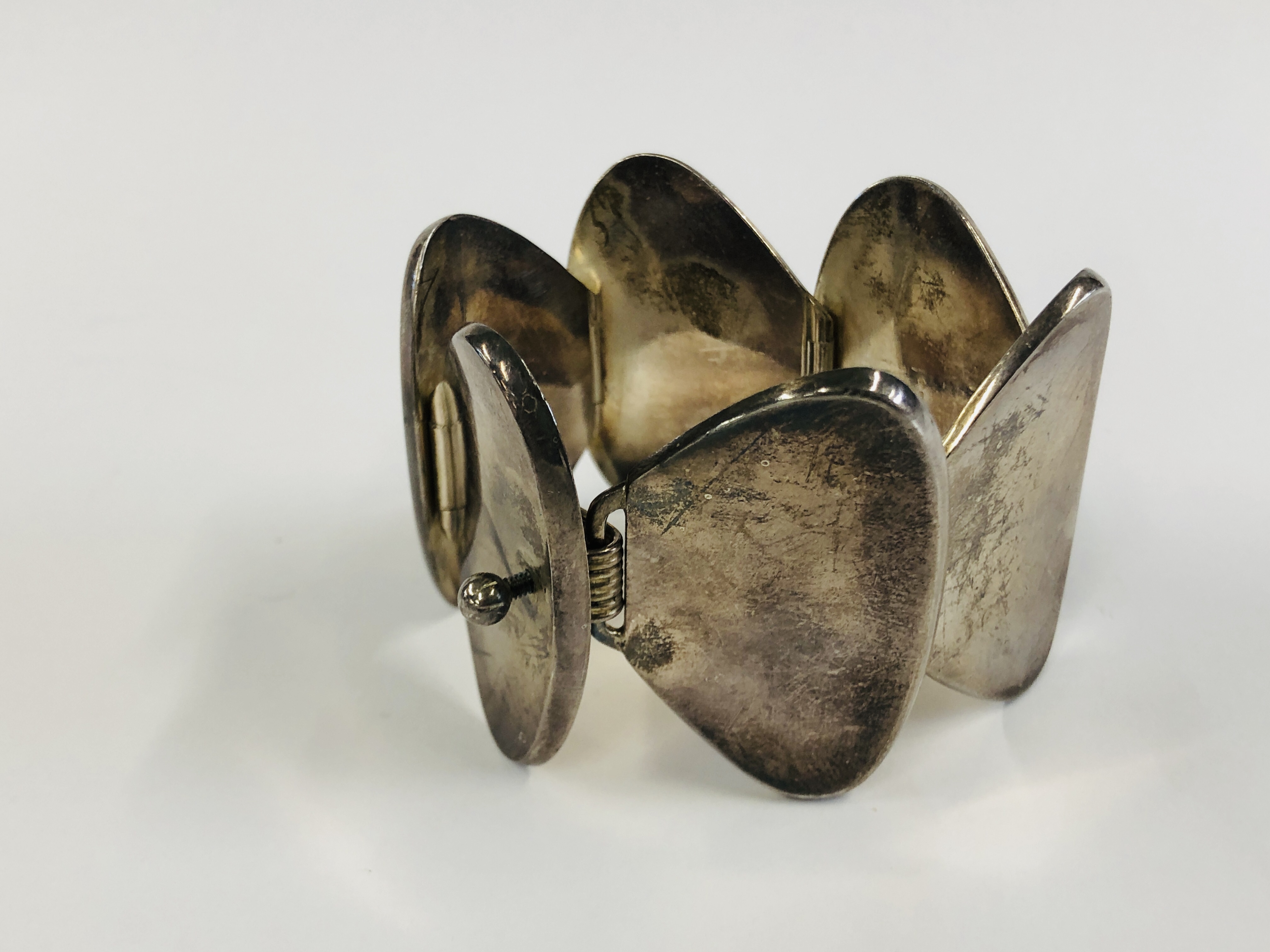 A DANISH DESIGNER SILVER BRACELET BY BENTK LTD, THE SIX PLATE LINKS OF CURVED RHOMBOID FORM. - Image 4 of 8