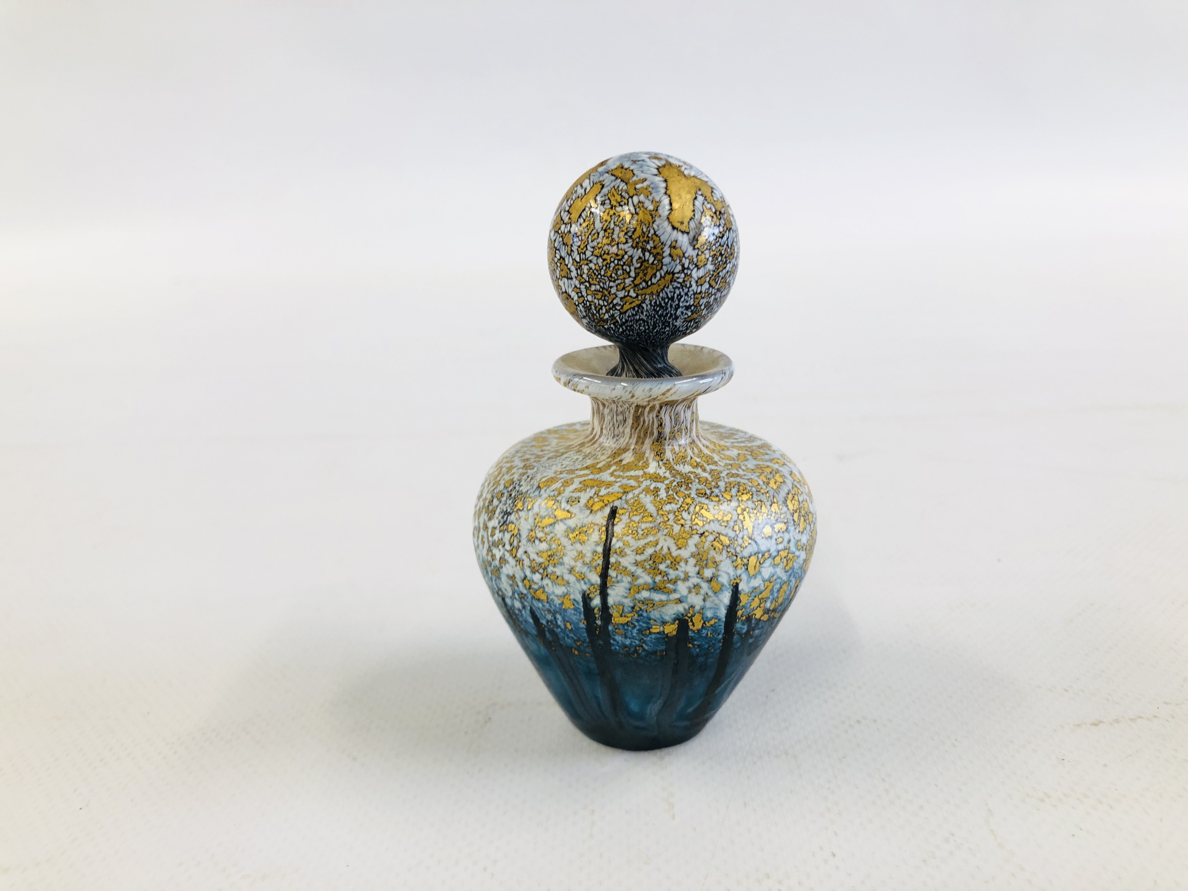 AN ATTRACTIVE ART GLASS PERFUME BOTTLE AND STOPPER UNSIGNED, H 10CM APPROX.