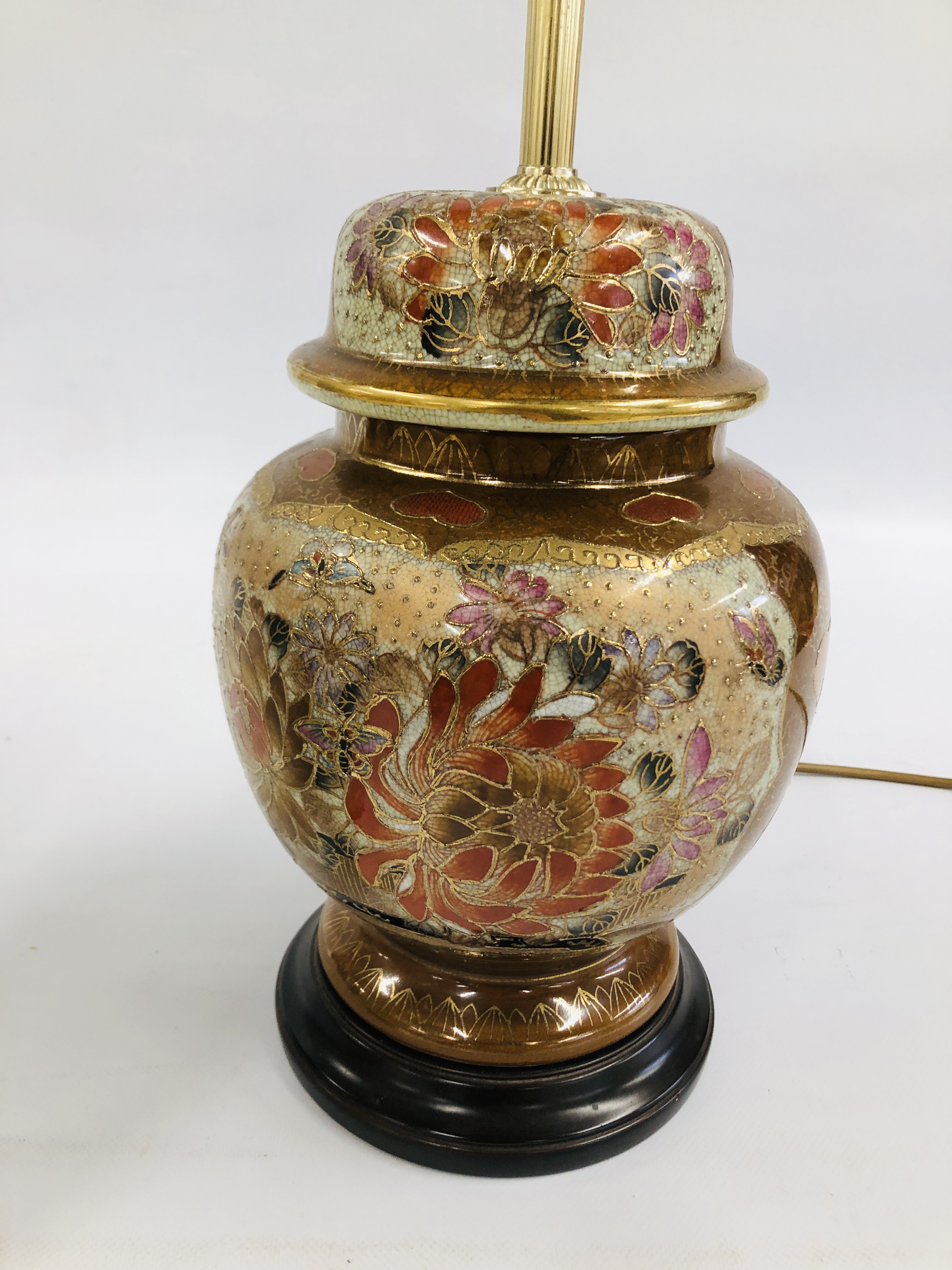 TWO DECORATIVE ORIENTAL STYLE TABLE LAMP BASES TO INCLUDE AN IMARI EXAMPLE ALONG WITH TWO FURTHER - Image 5 of 6