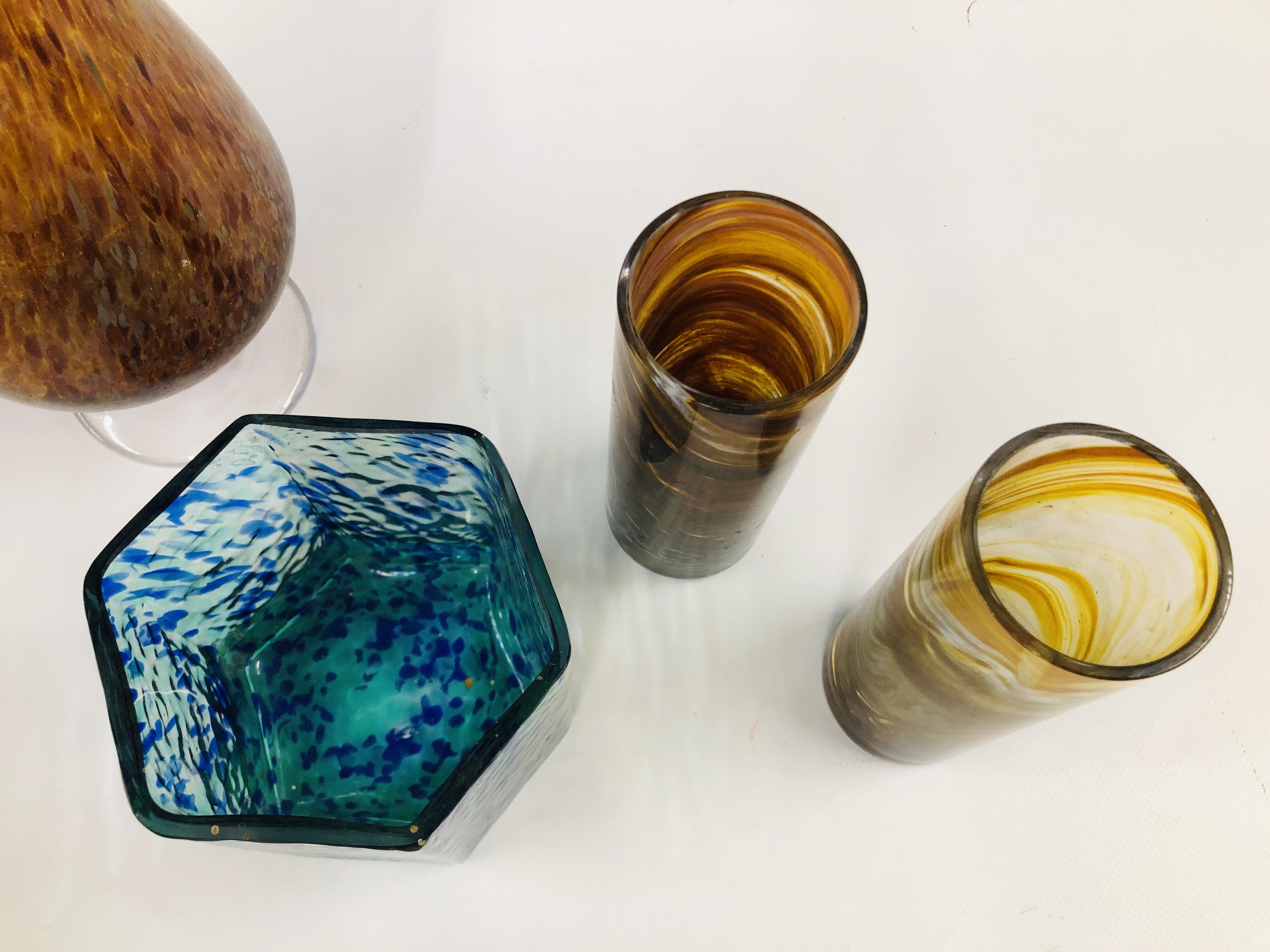 A GROUP OF ART GLASS STUDIO VASES TO INCLUDE MOTTLED AND WEDGEWOOD EXAMPLES. - Image 5 of 7