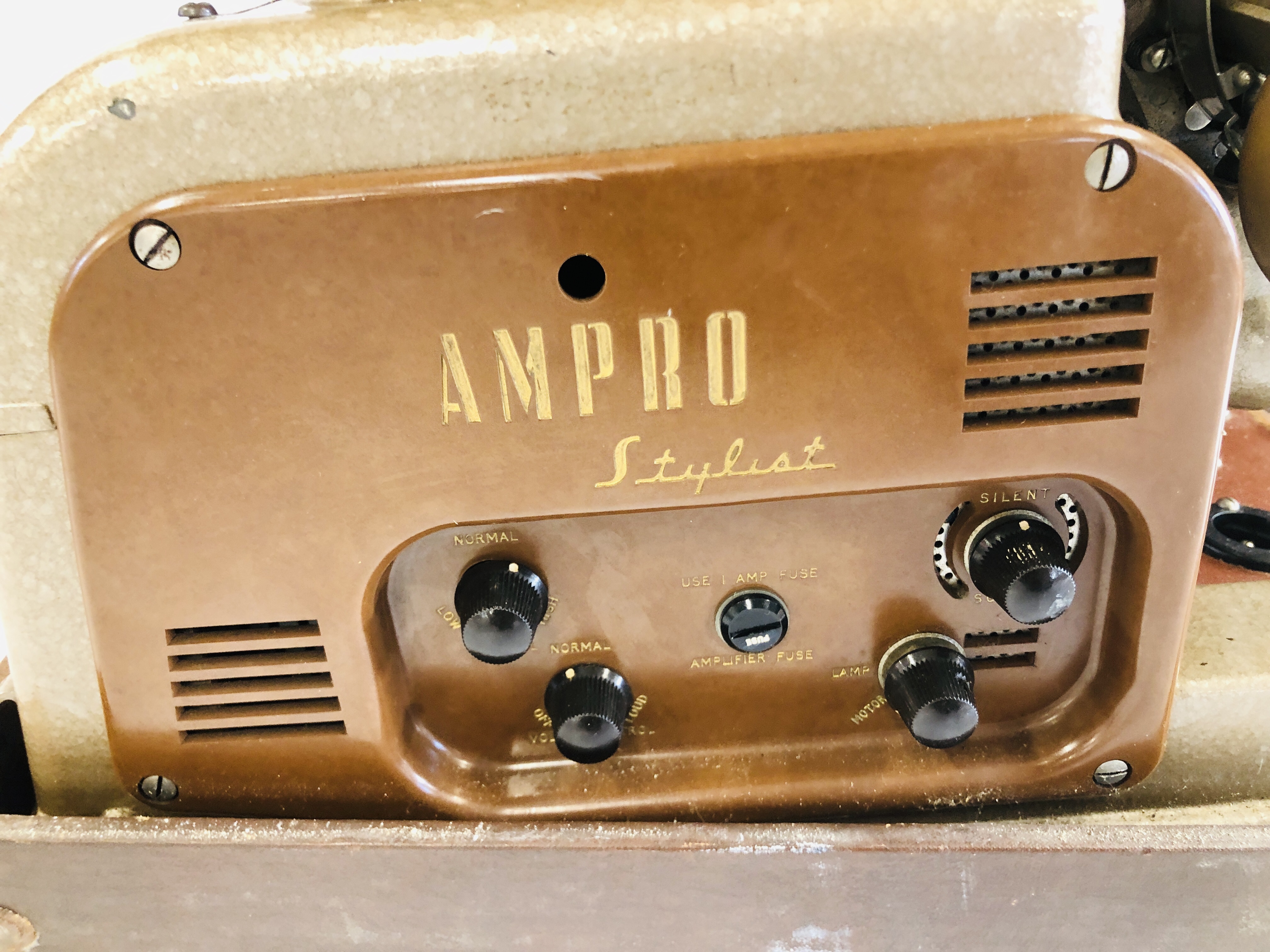 A CASED AMPRO STYLIST PROJECTOR - COLLECTORS ITEM ONLY - SOLD AS SEEN. - Image 3 of 6