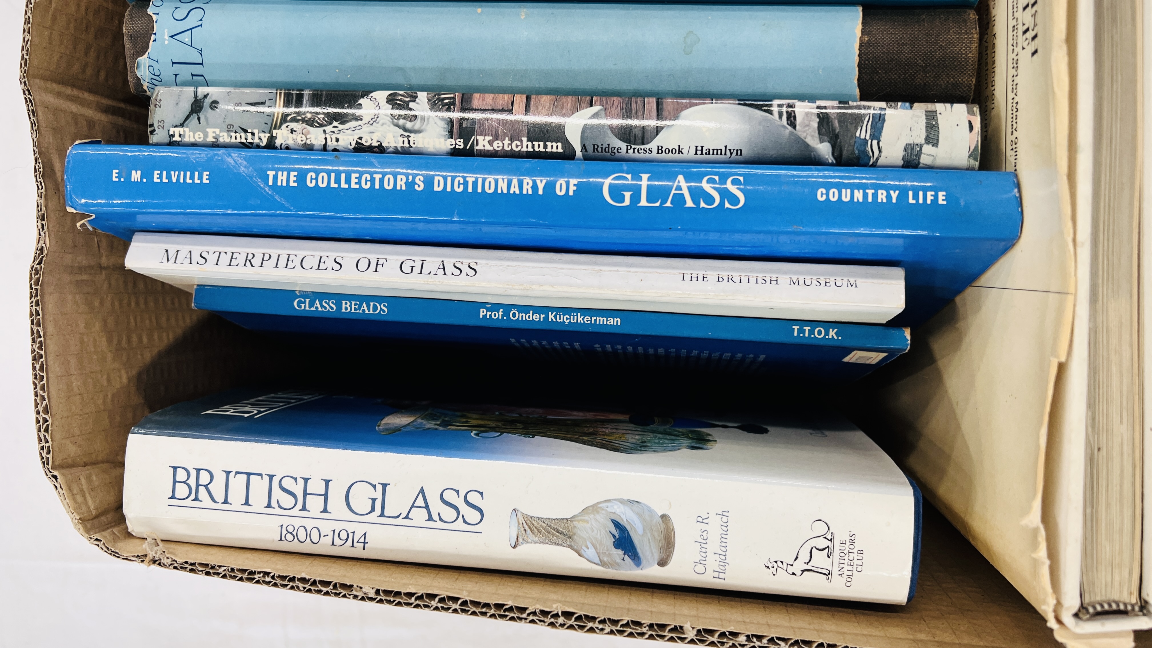 BOX CONTAINING GLASS REFERENCE AND DESIGN BOOKS TO INCLUDE SUSAN TOBIN - WEDGWOOD GLASS, - Image 7 of 12