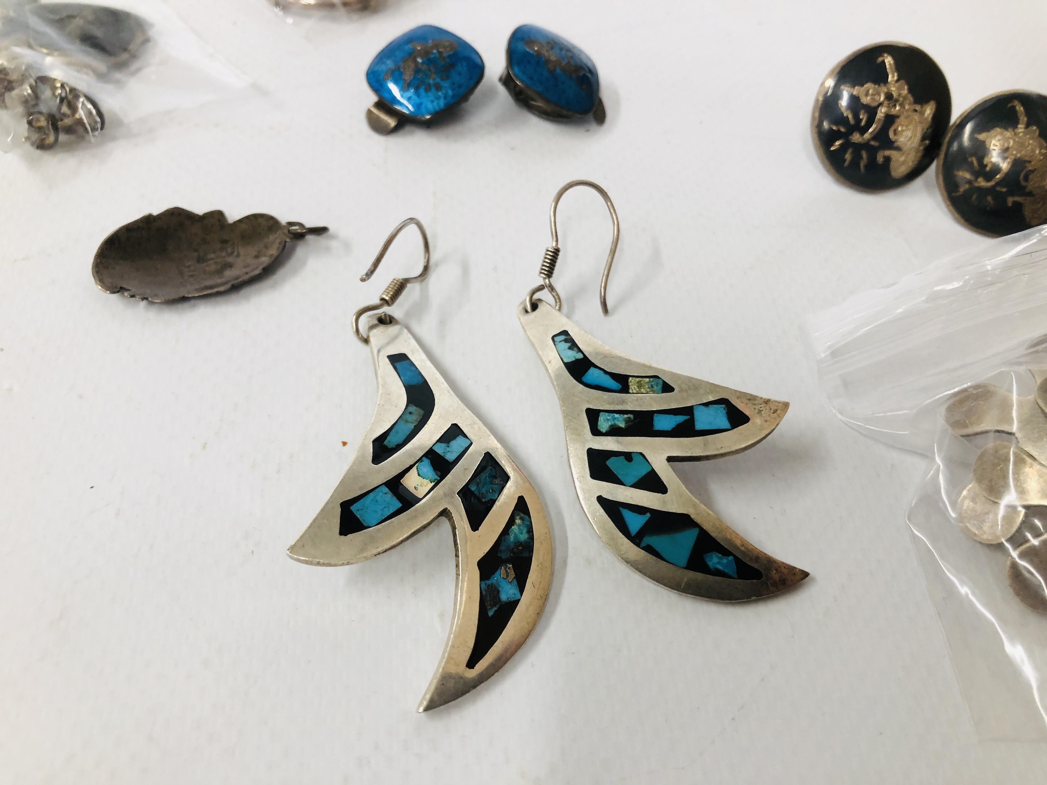 SILVER .925 VINTAGE AND RETRO EARRINGS. - Image 2 of 8