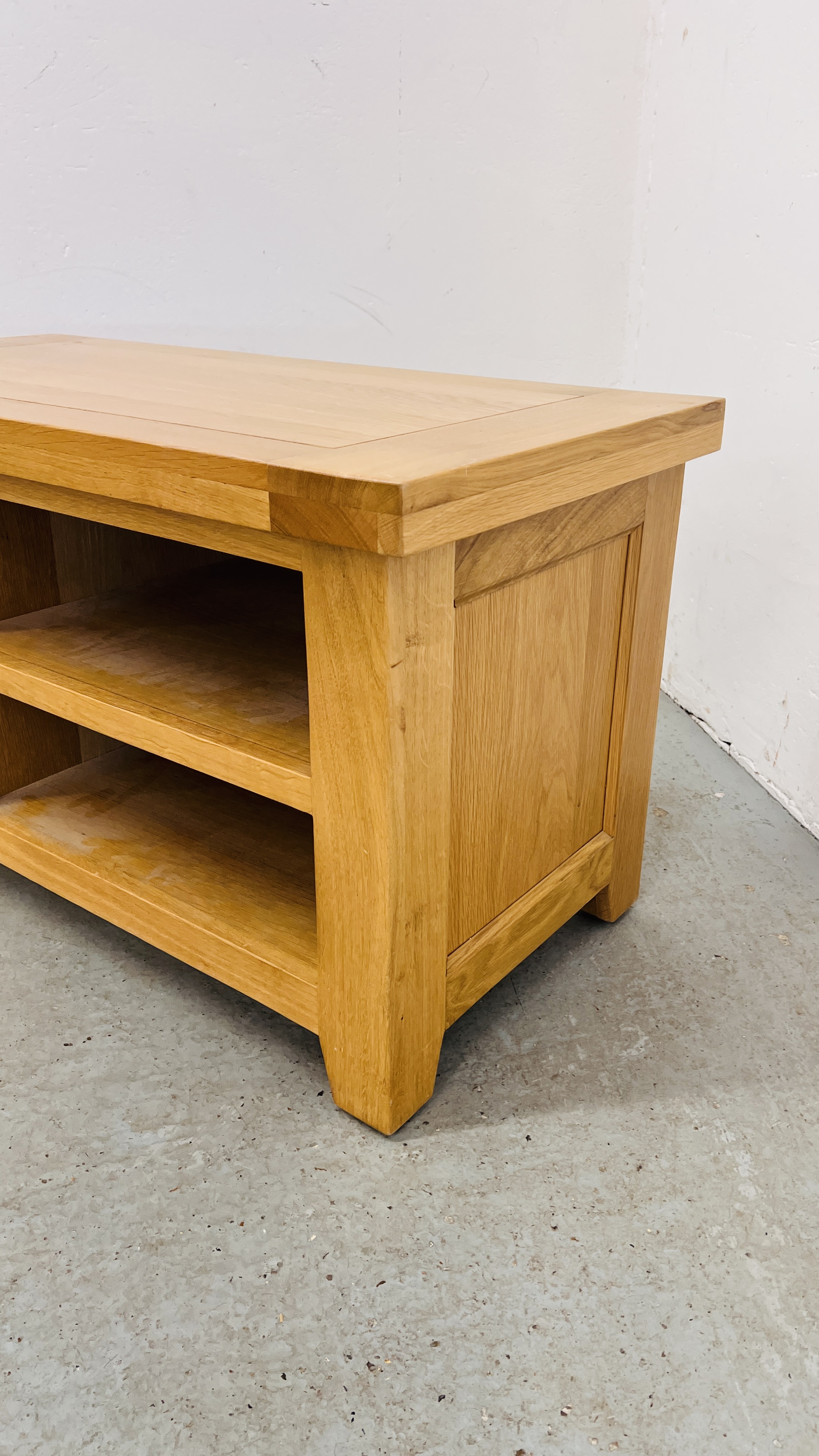 A SOLID LIGHT OAK TELEVISION STAND. - Image 4 of 9