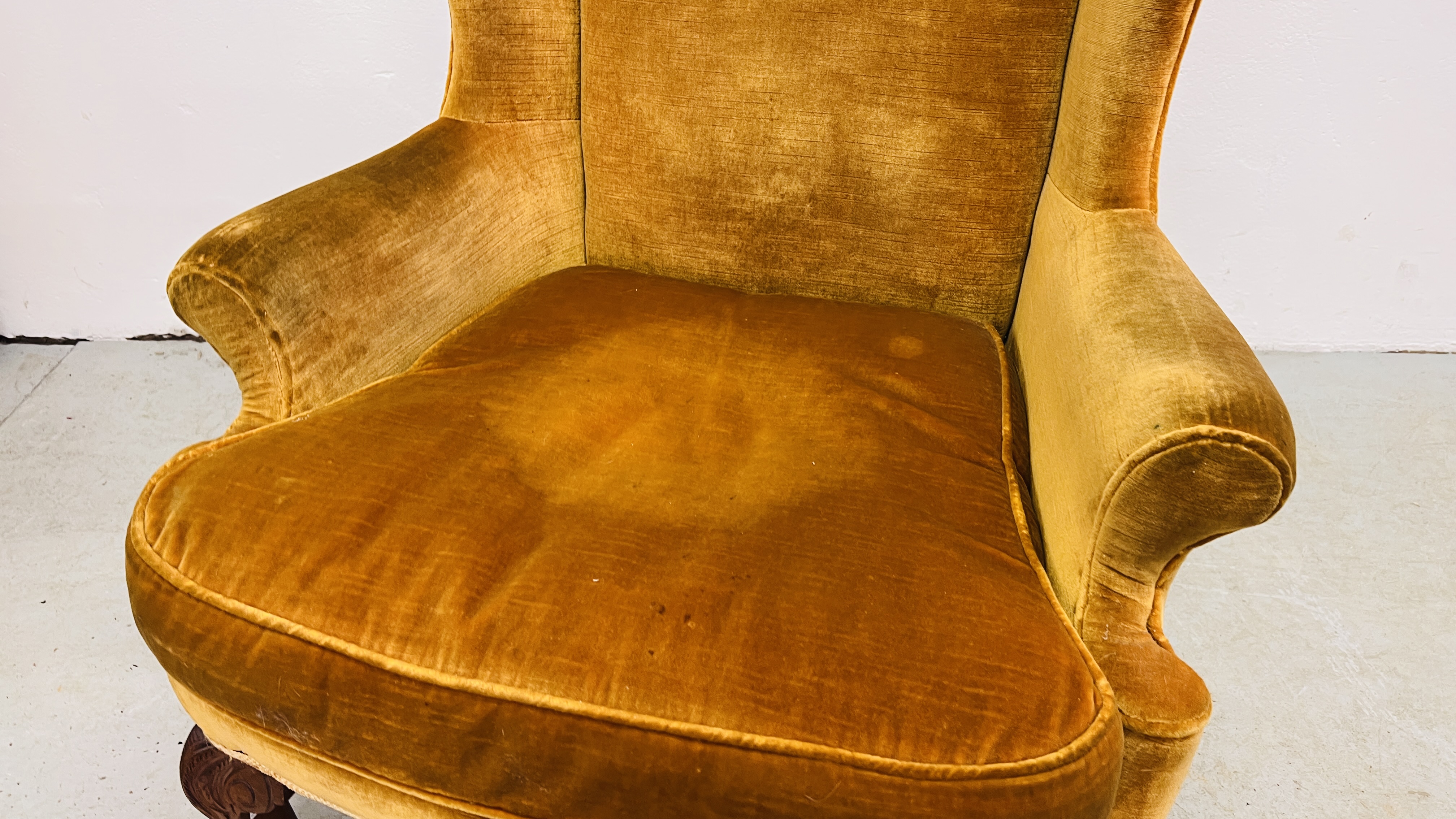 A MAHOGANY WINGED ARMCHAIR (COVER STAINED) - Image 3 of 7